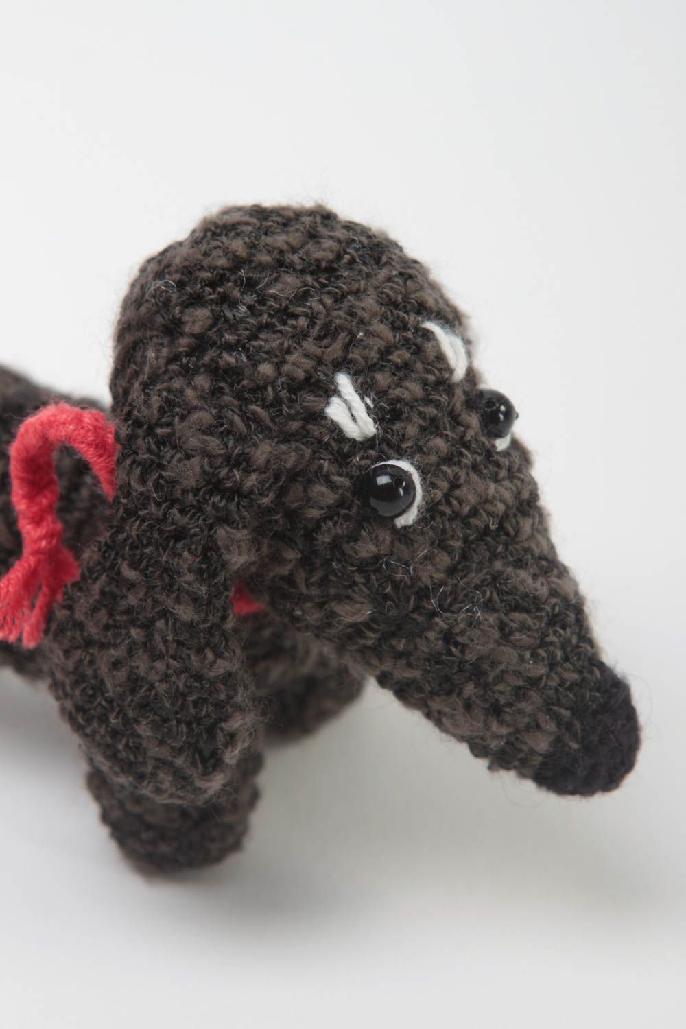 Peluche chien fait main Jouet enfant Cadeau original foncé insolite tricoté photo 4