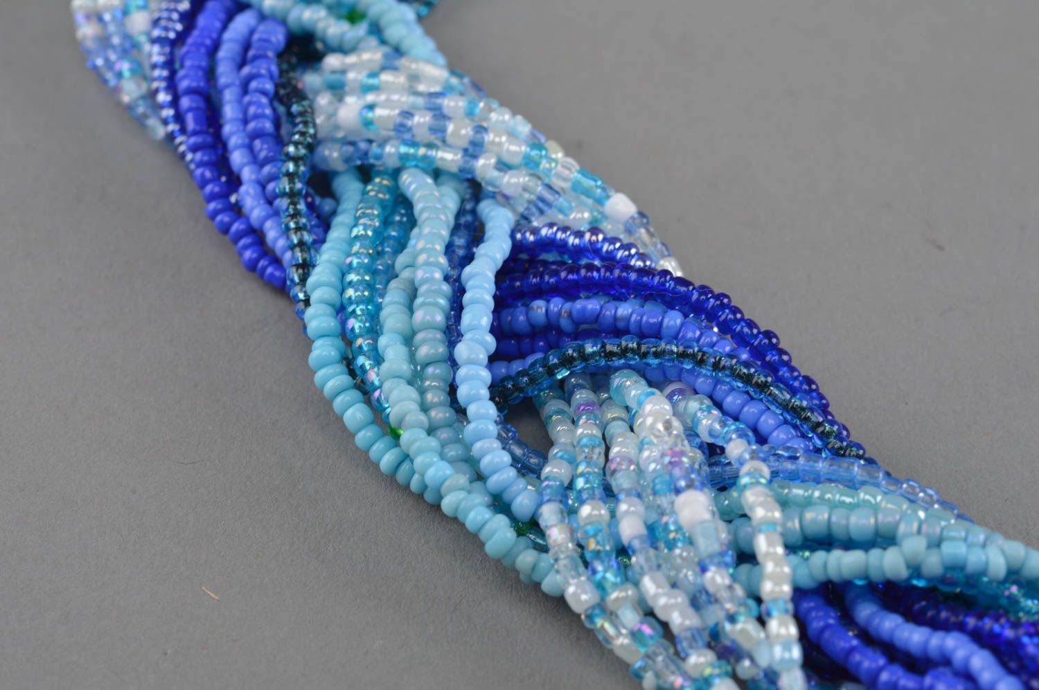 Ожерелье из бисера в синих и голубых тонах ручной работы плетеное в косичку  фото 5