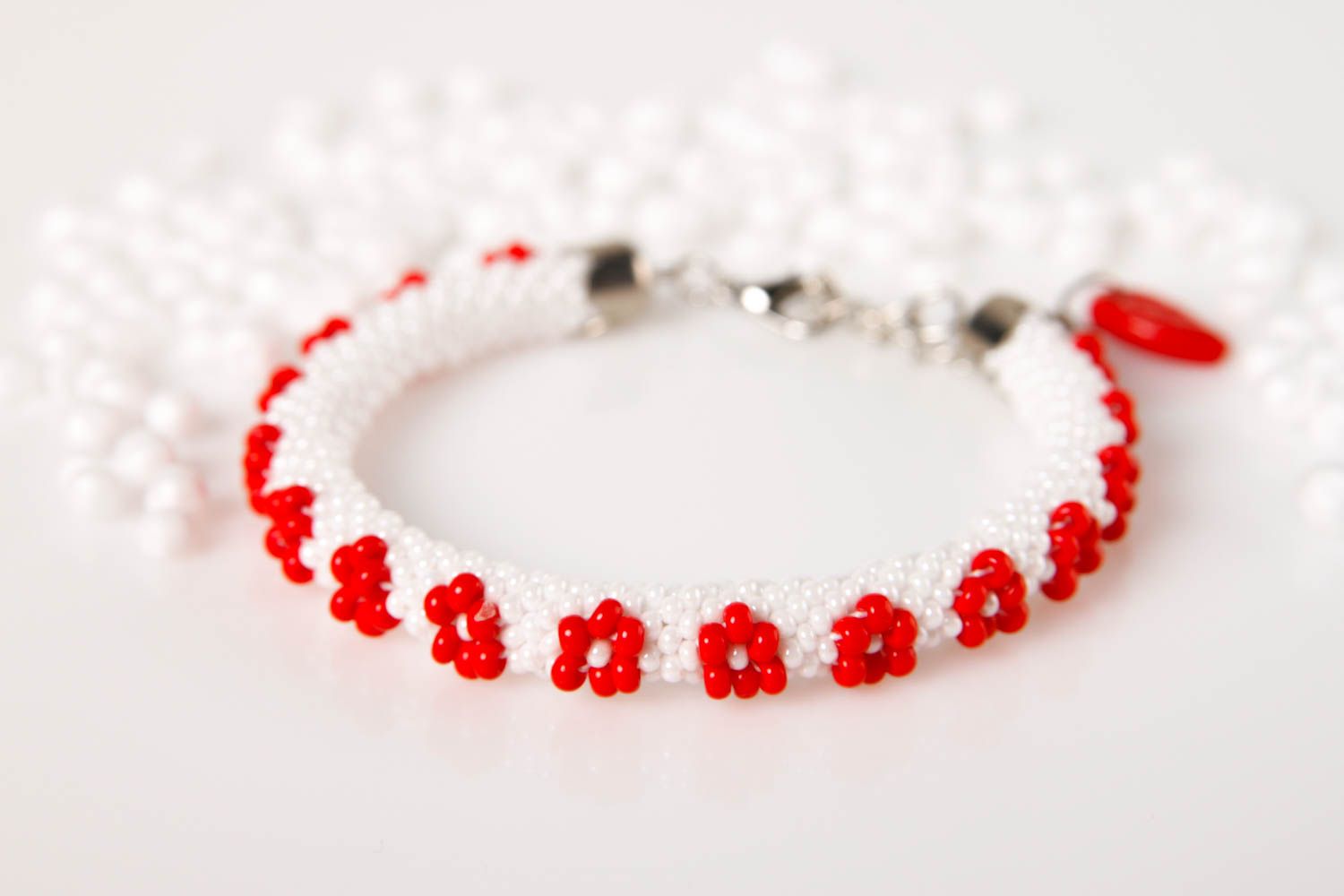 Bracelet perles rocaille Bijou fait main blanc à fleurs rouges Accessoire femme photo 1