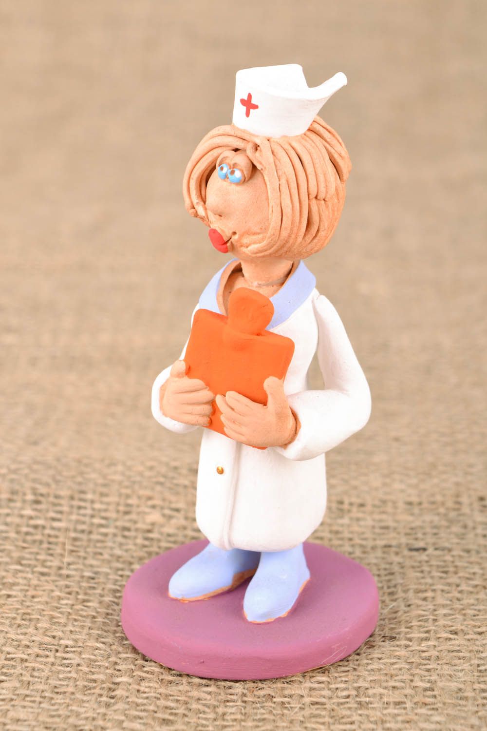 Déco maison - figurine céramique 'L'infirmière' photo 1