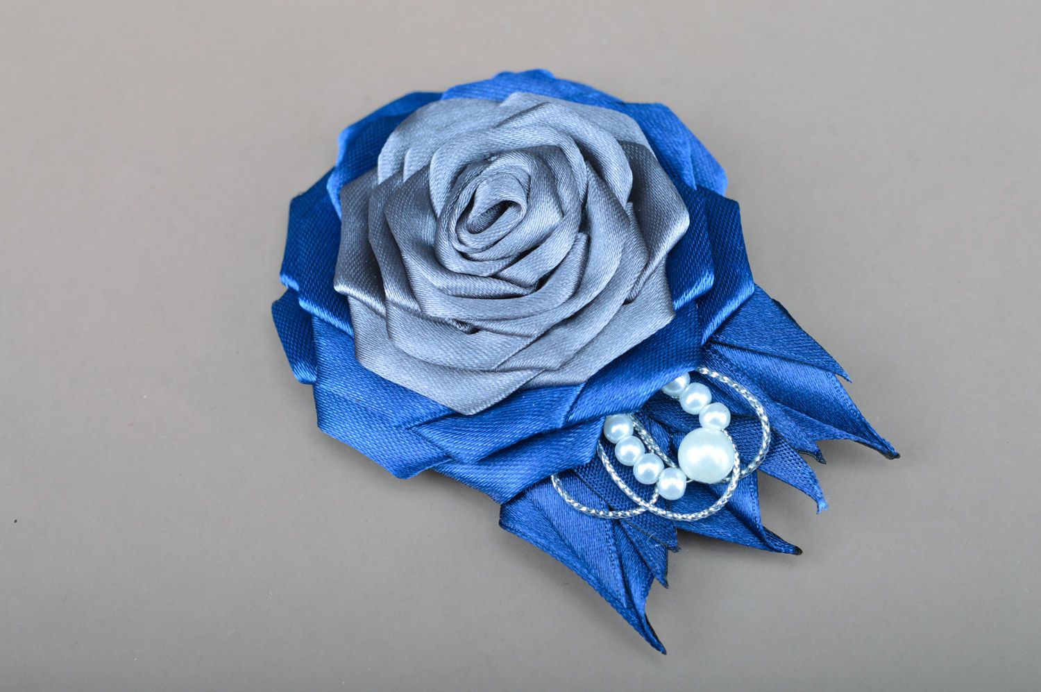 Брошь в виде розы из ткани с бусинами и бисером синяя с серым ручной работы фото 3