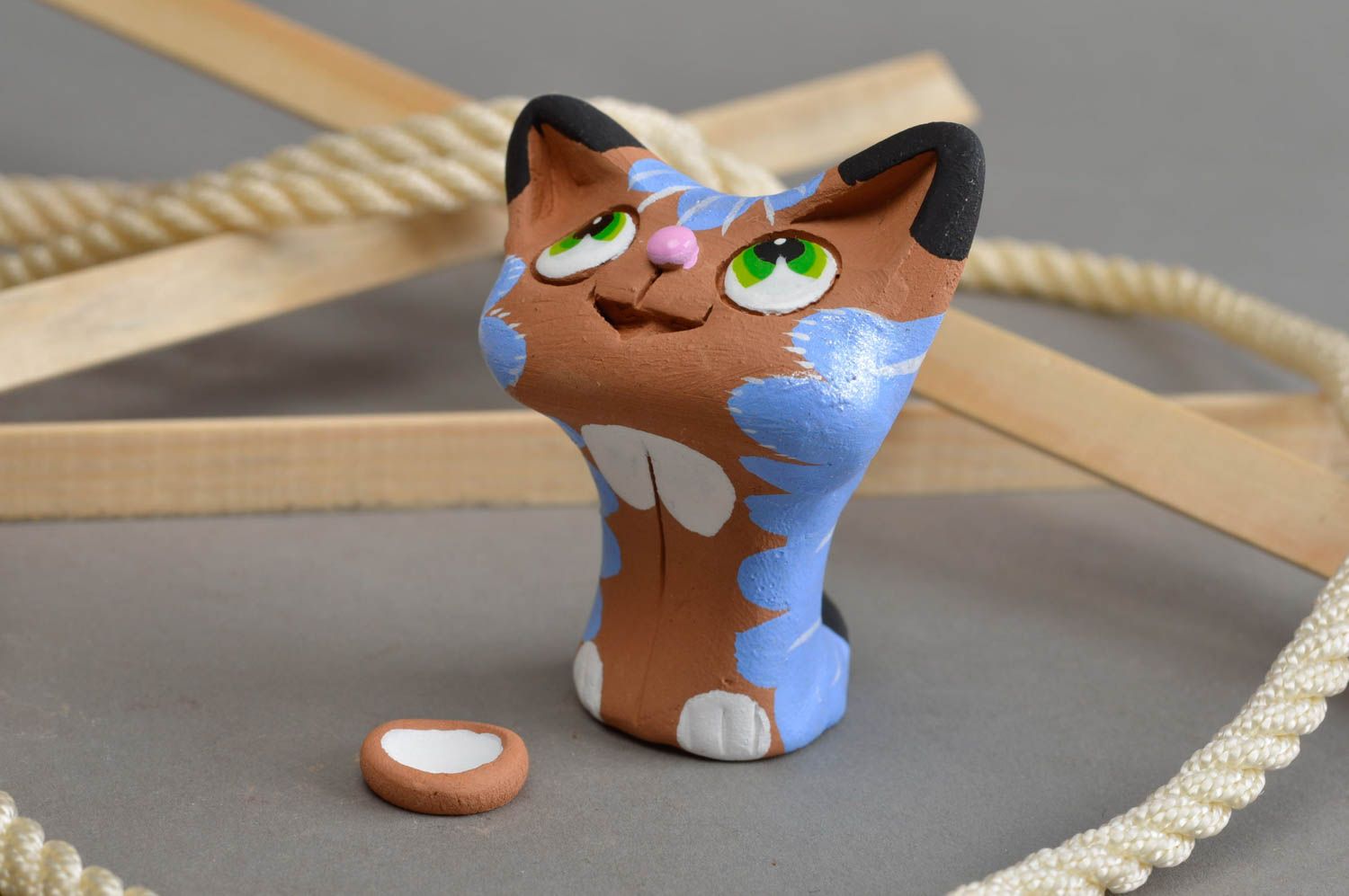 Веселая керамическая статуэтка ручной работы кот синий с маленькой миской фото 1