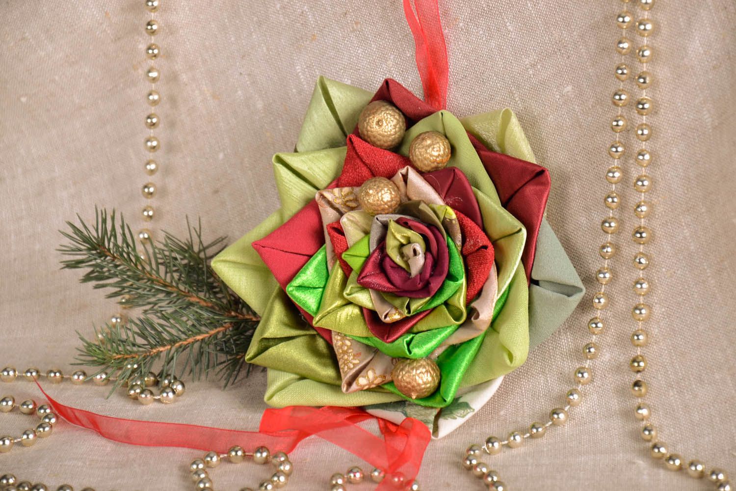 Brinquedo artesanal de Natal feito de papelão e pano decorado com nozes douradas foto 1