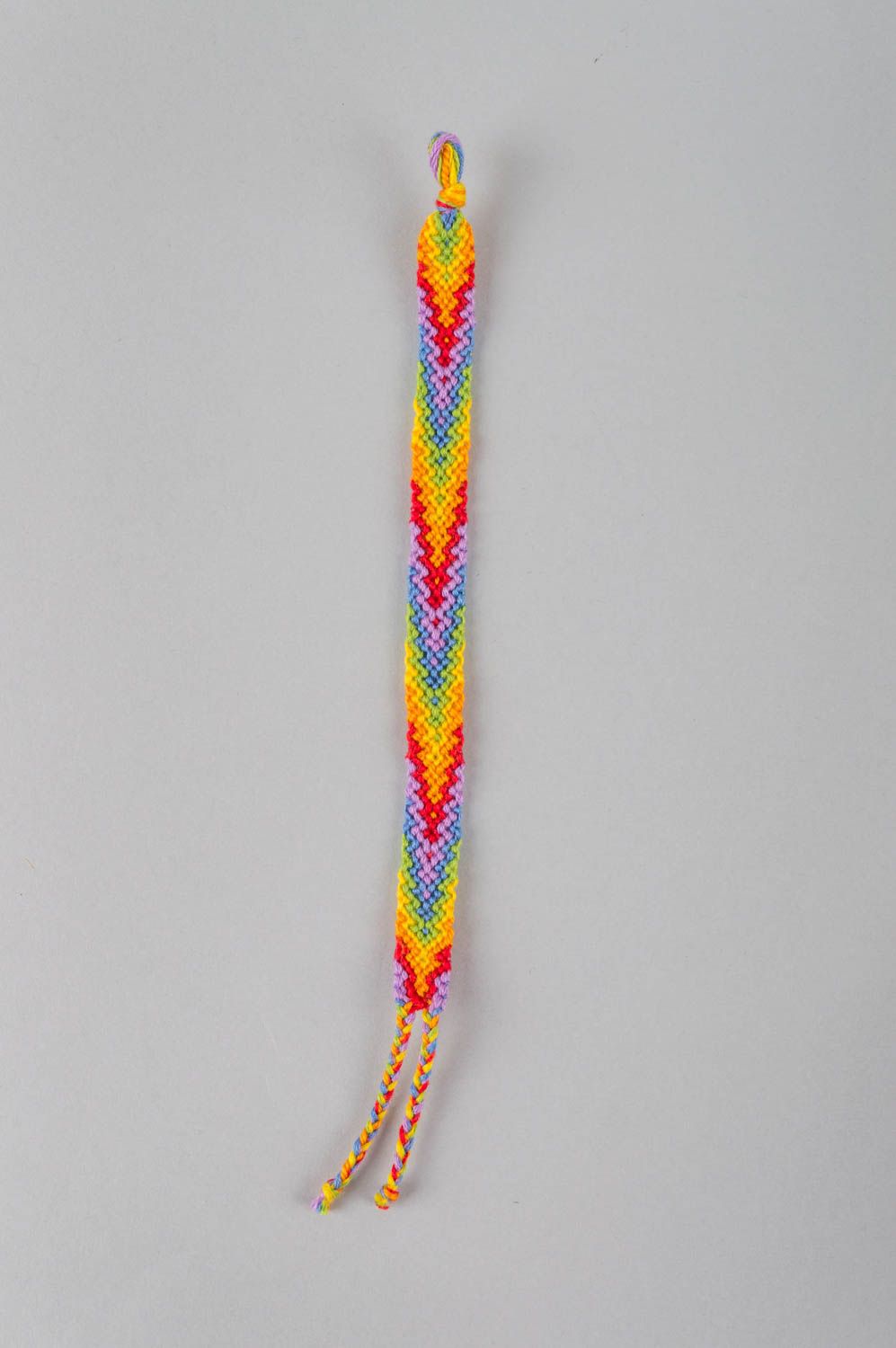 Плетеный нитяной браслет радужной расцветки ручной работы красочный красивый фото 3