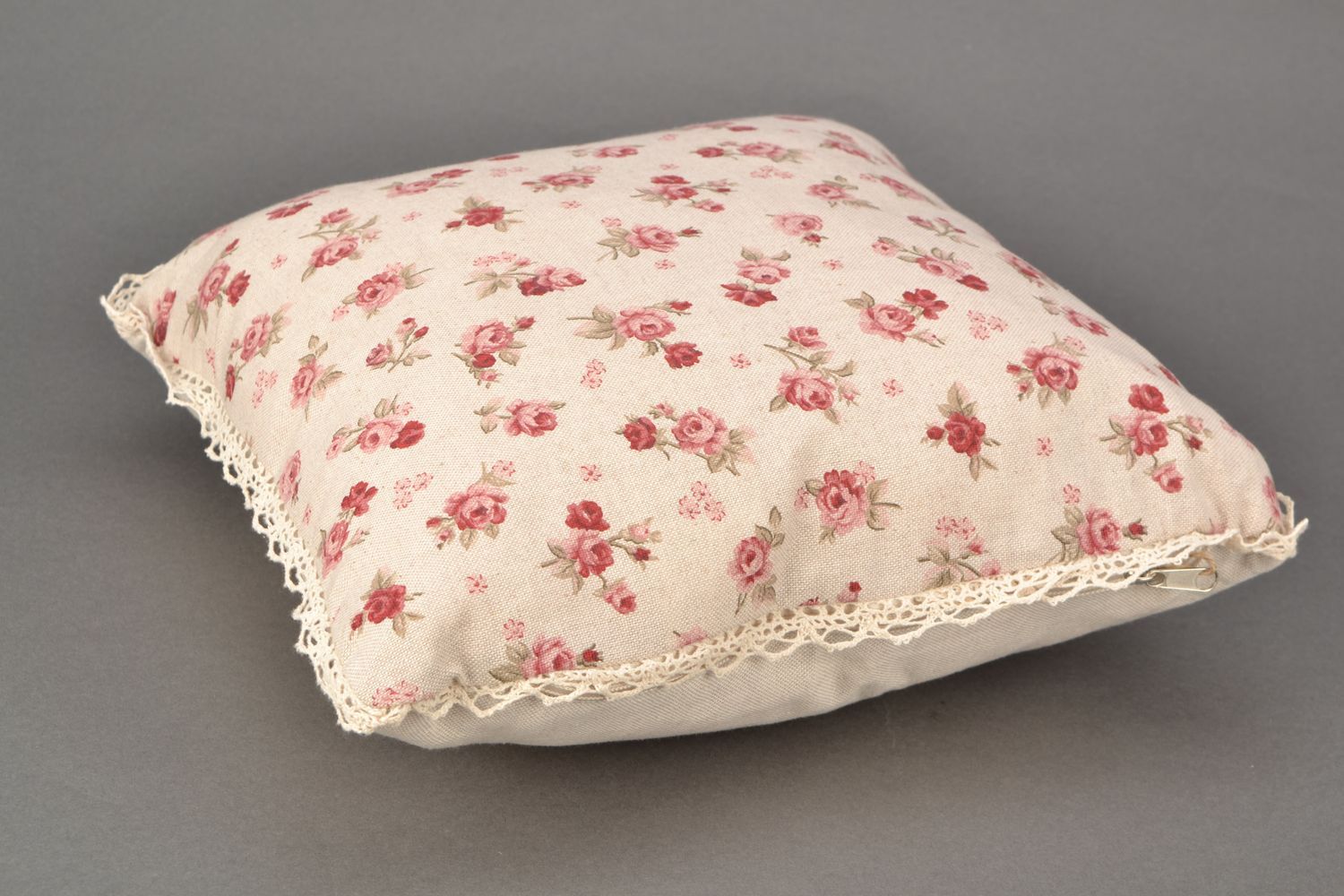 Мягкая диванная подушка из хлопка и полиамида с хлопчатобумажным кружевом фото 3