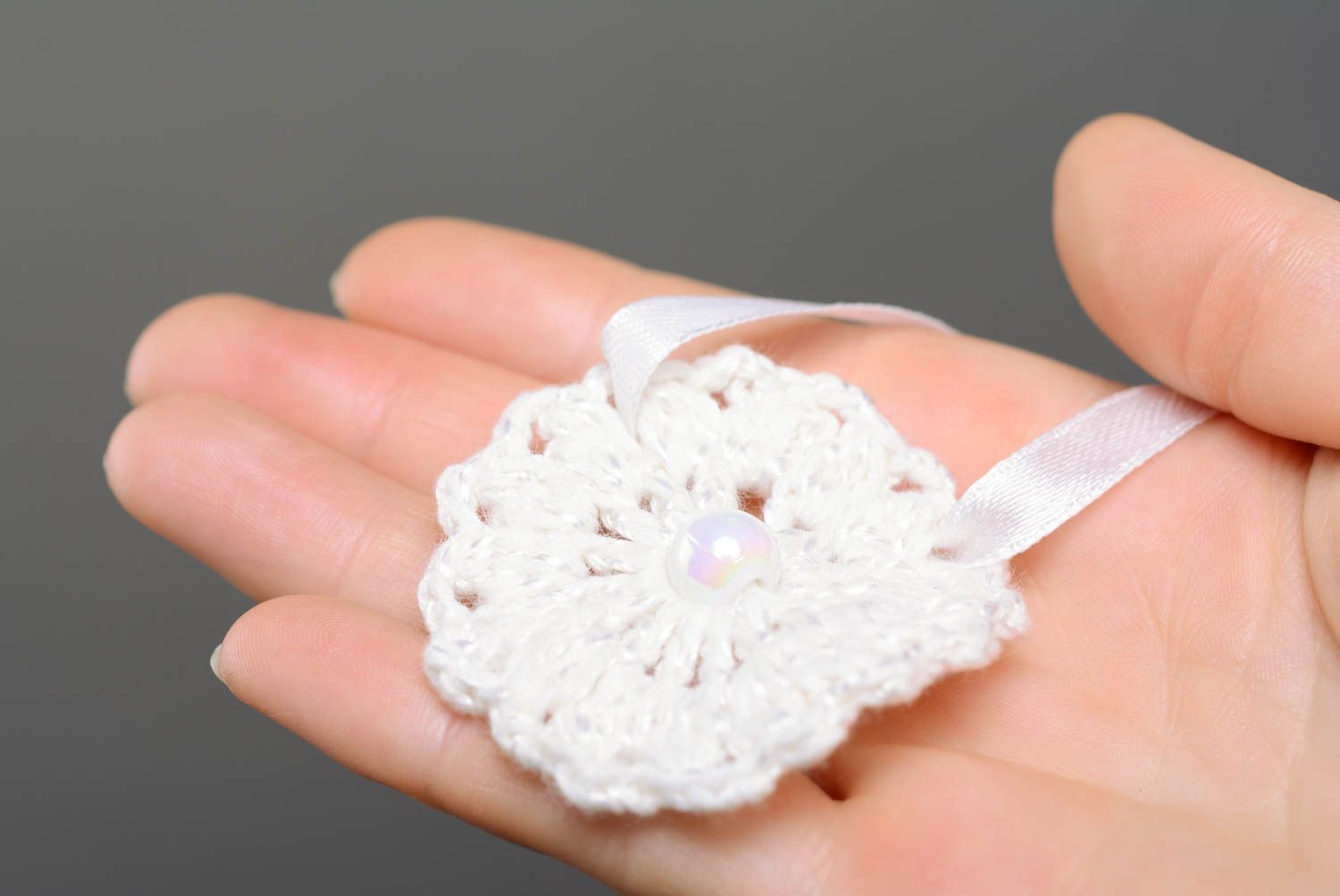 Pendentif tricoté avec des aiguilles blanc fait main sur un ruban de satin photo 4