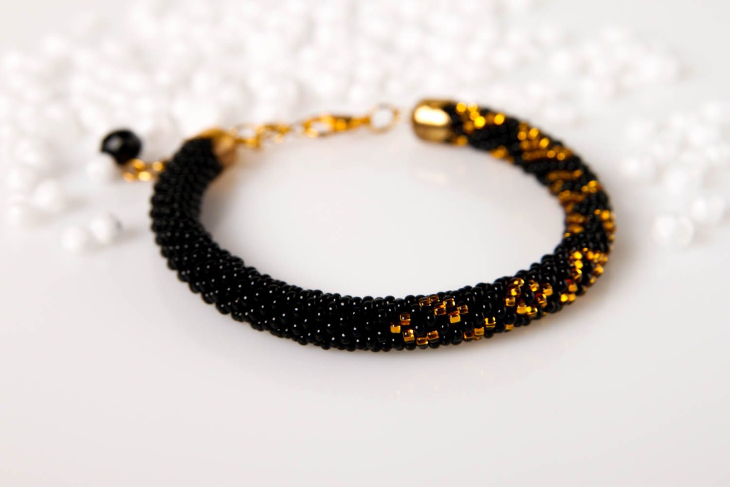 Bracelet perles rocaille Bijou fait main noir et or Accessoire femme cadeau photo 1