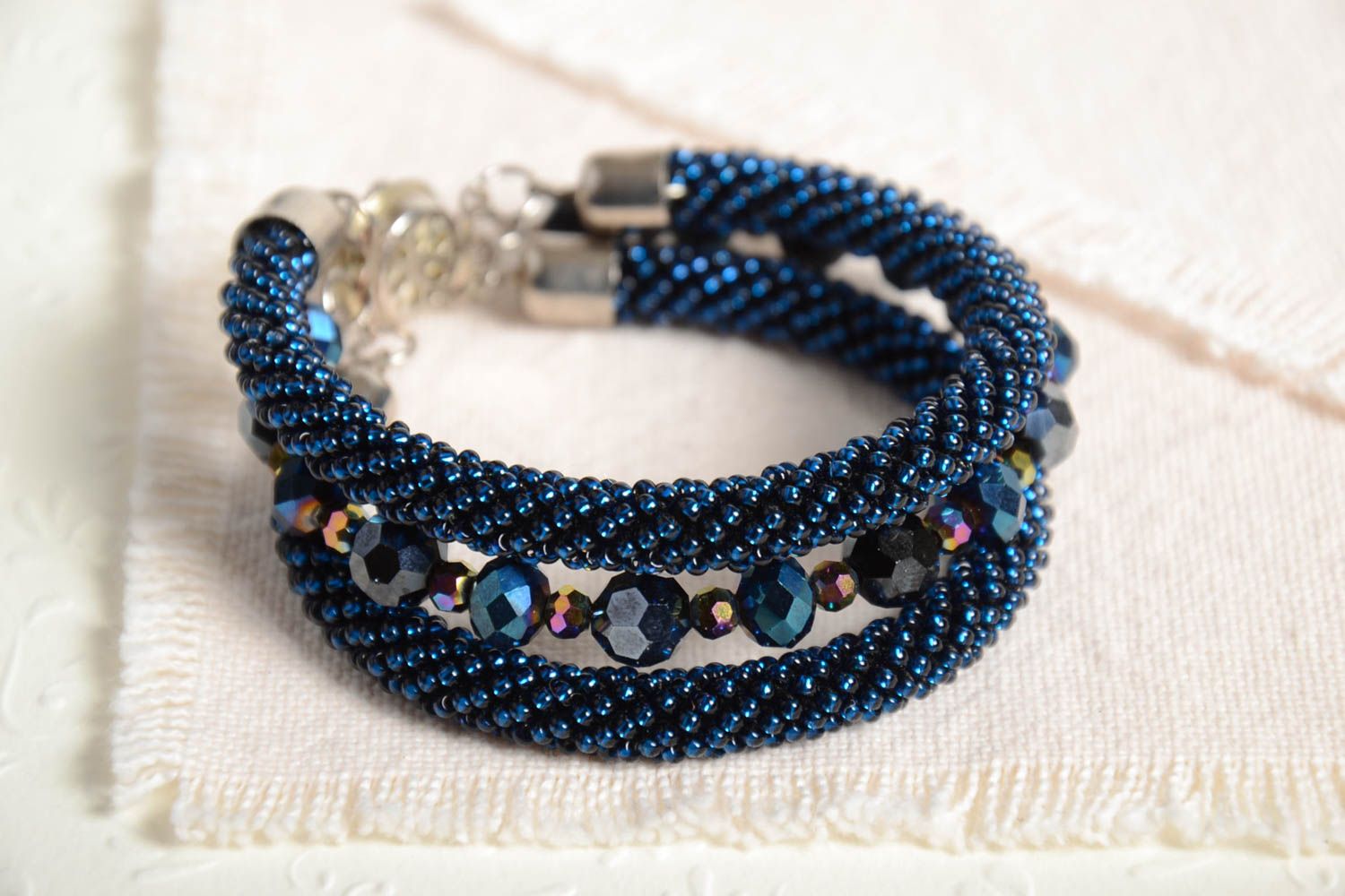 Bracelet perles de rocaille Bijou fait main bleu trois rangs Accessoire femme photo 1