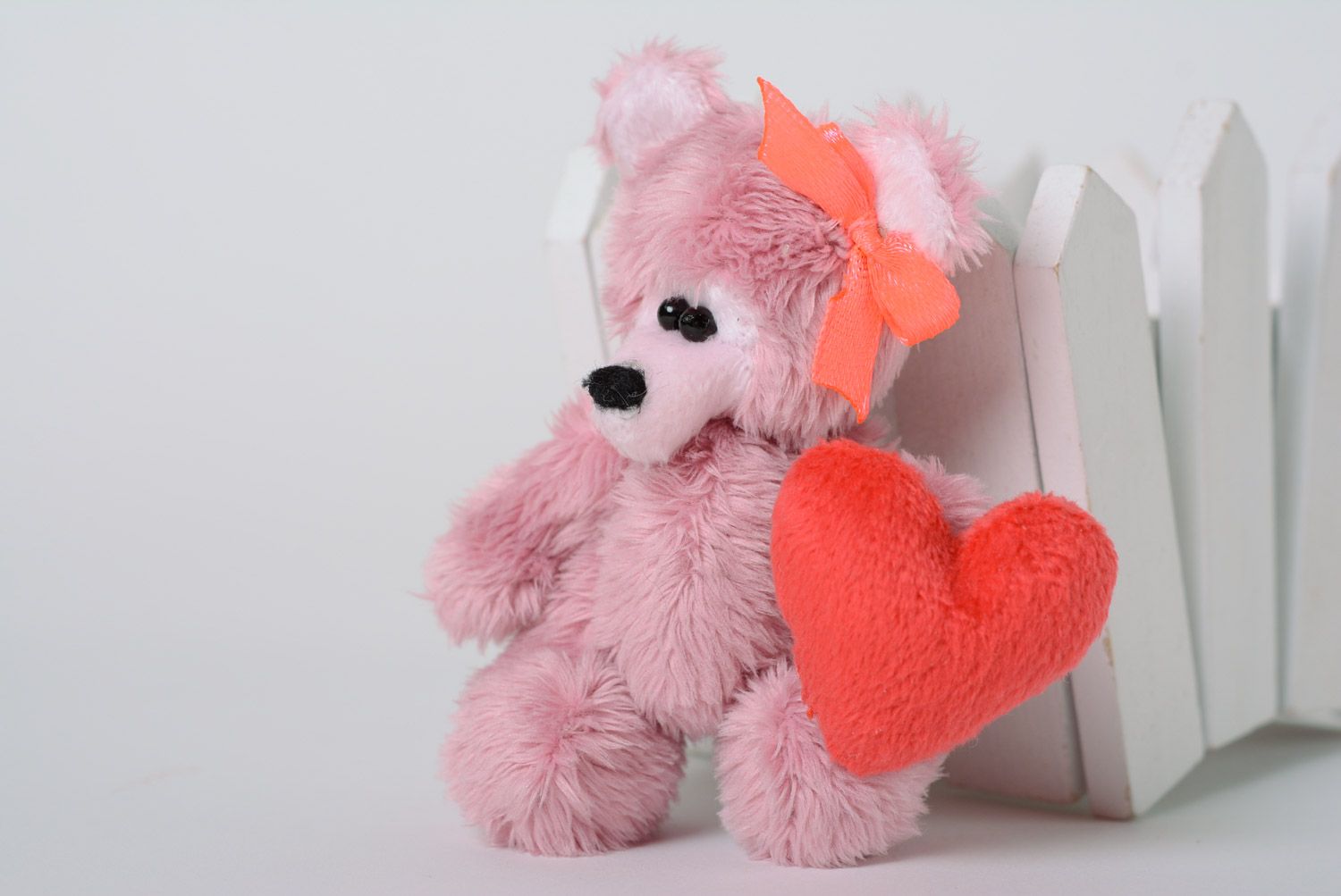 Авторский брелок-игрушка для ключей и аксессуаров ручной работы розовый с сердечком фото 1