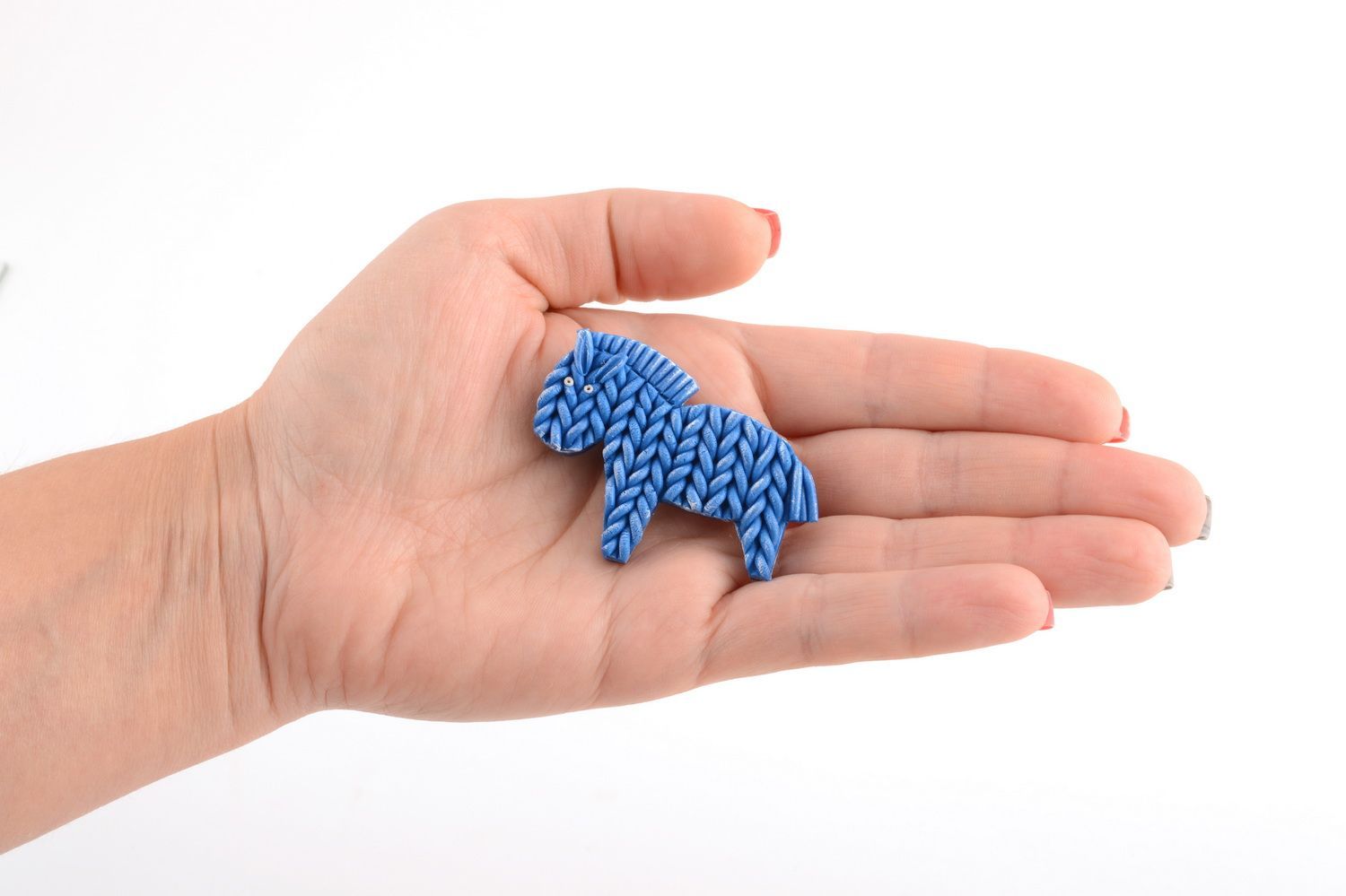 Broche en argile polymère poney bleu faite main originale imitation tricotage  photo 5
