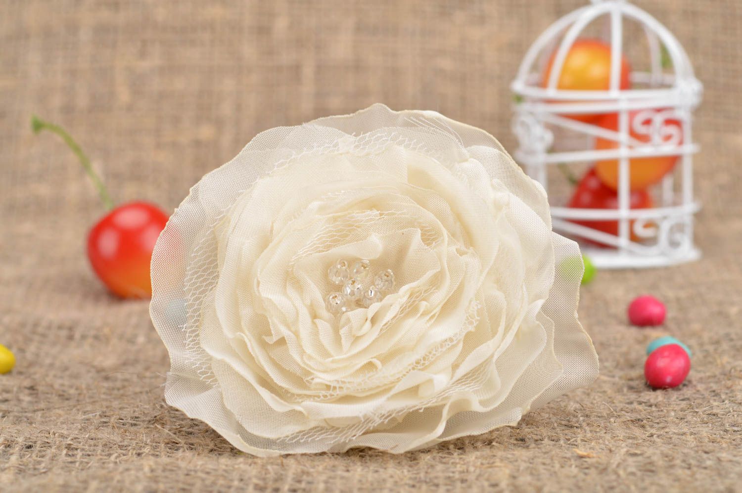 Заколка для волос с цветком из фатина ручной работы детская Белая роза фото 1