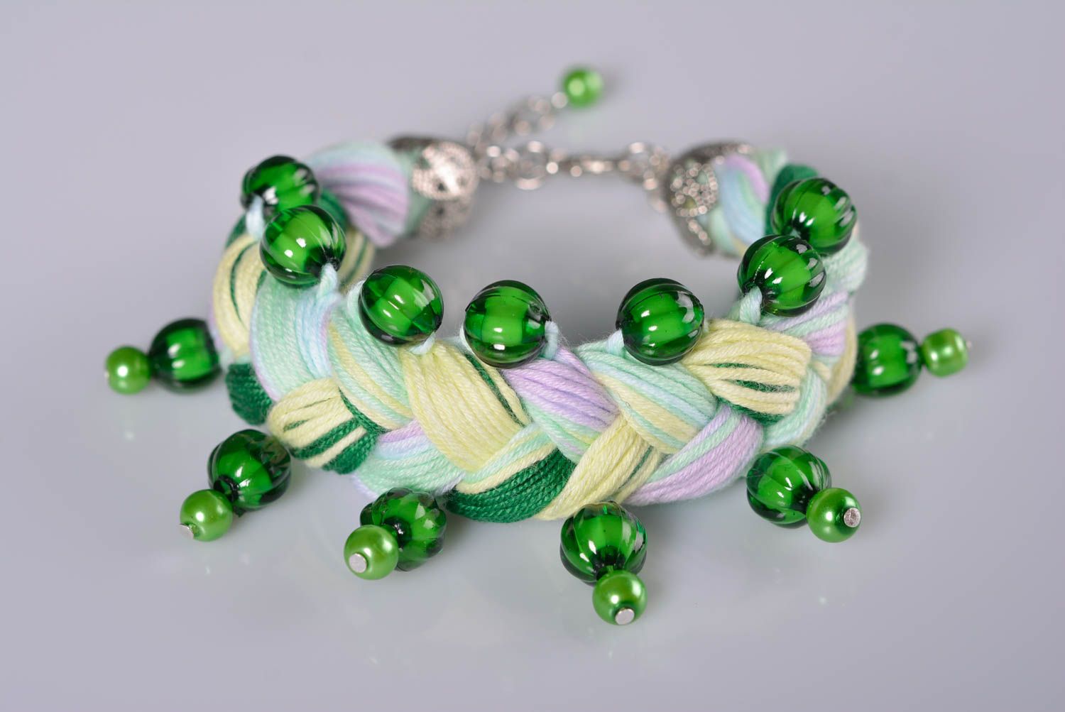Bracelet tressé Bijou fait main large fils perles vertes Cadeau femme original photo 1