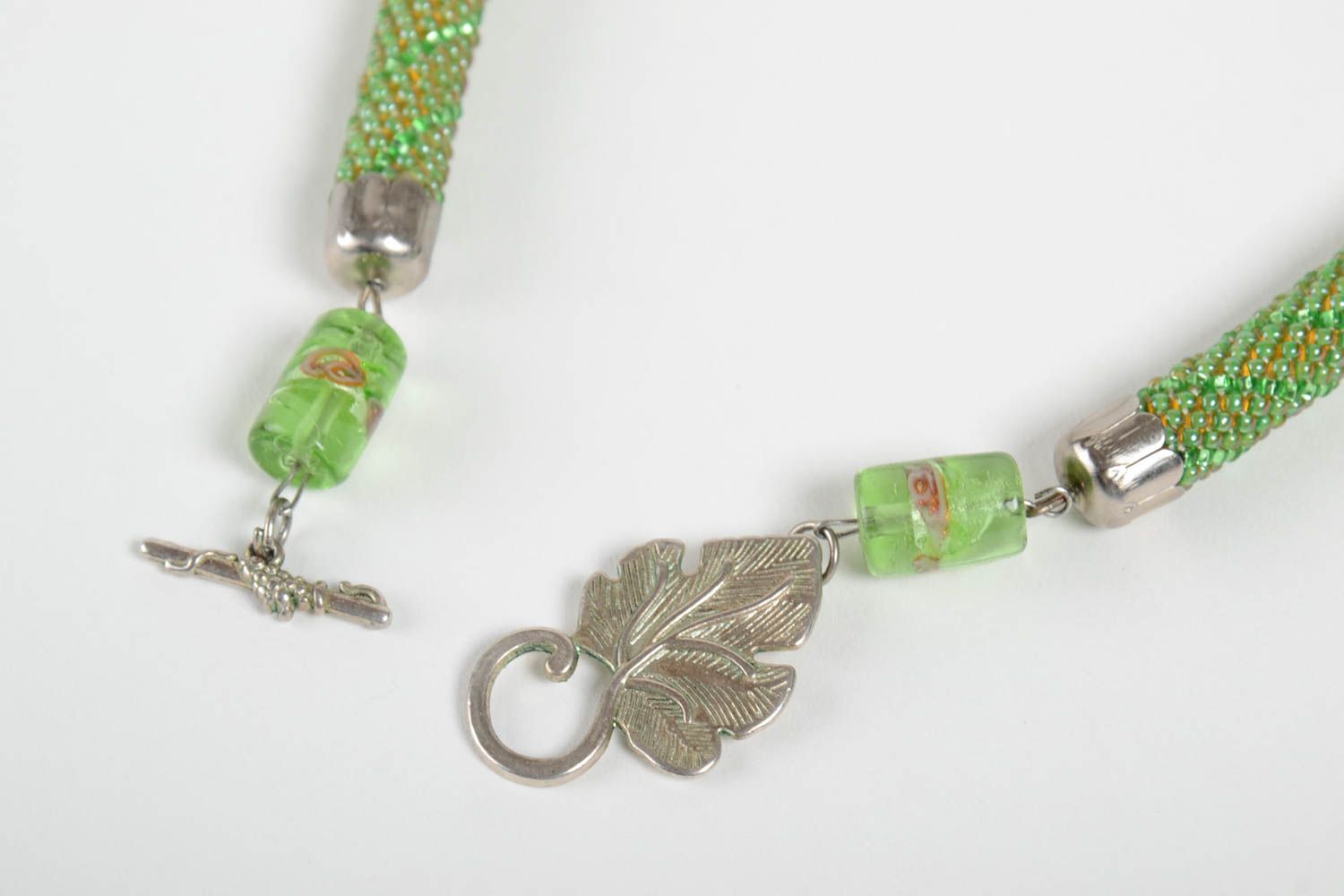 Collier spirale Bijou fait main, Accessoire femme vert perles de rocaille design photo 4