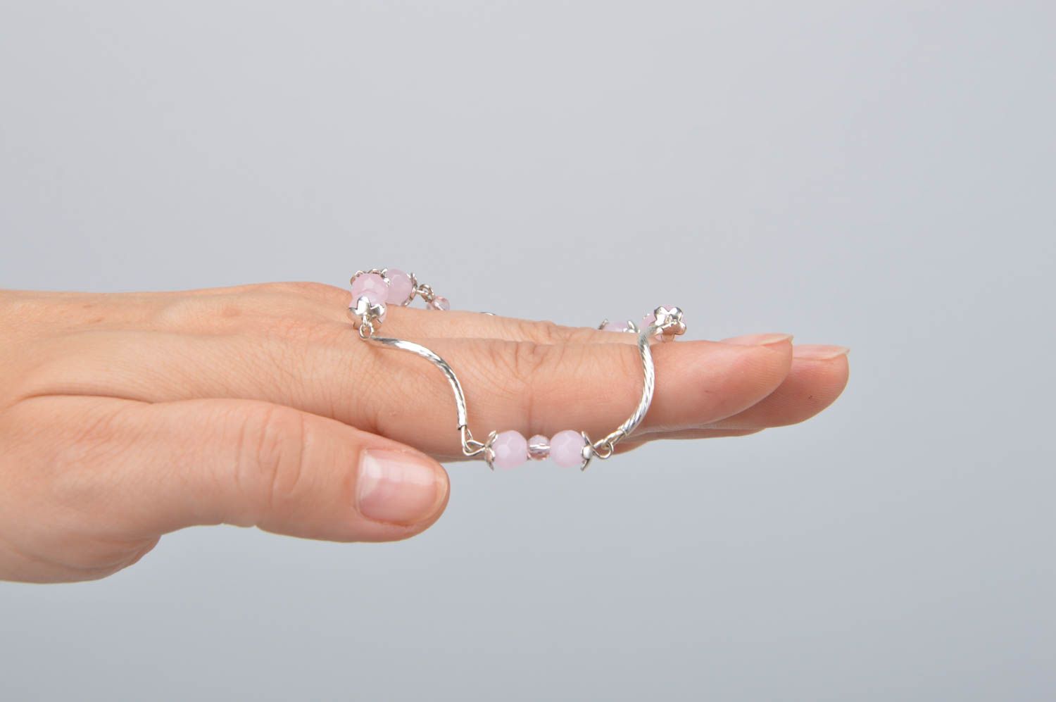 Zartes handgemachtes Glasperlen Armband aus Metall mit Schließe für Damen foto 2
