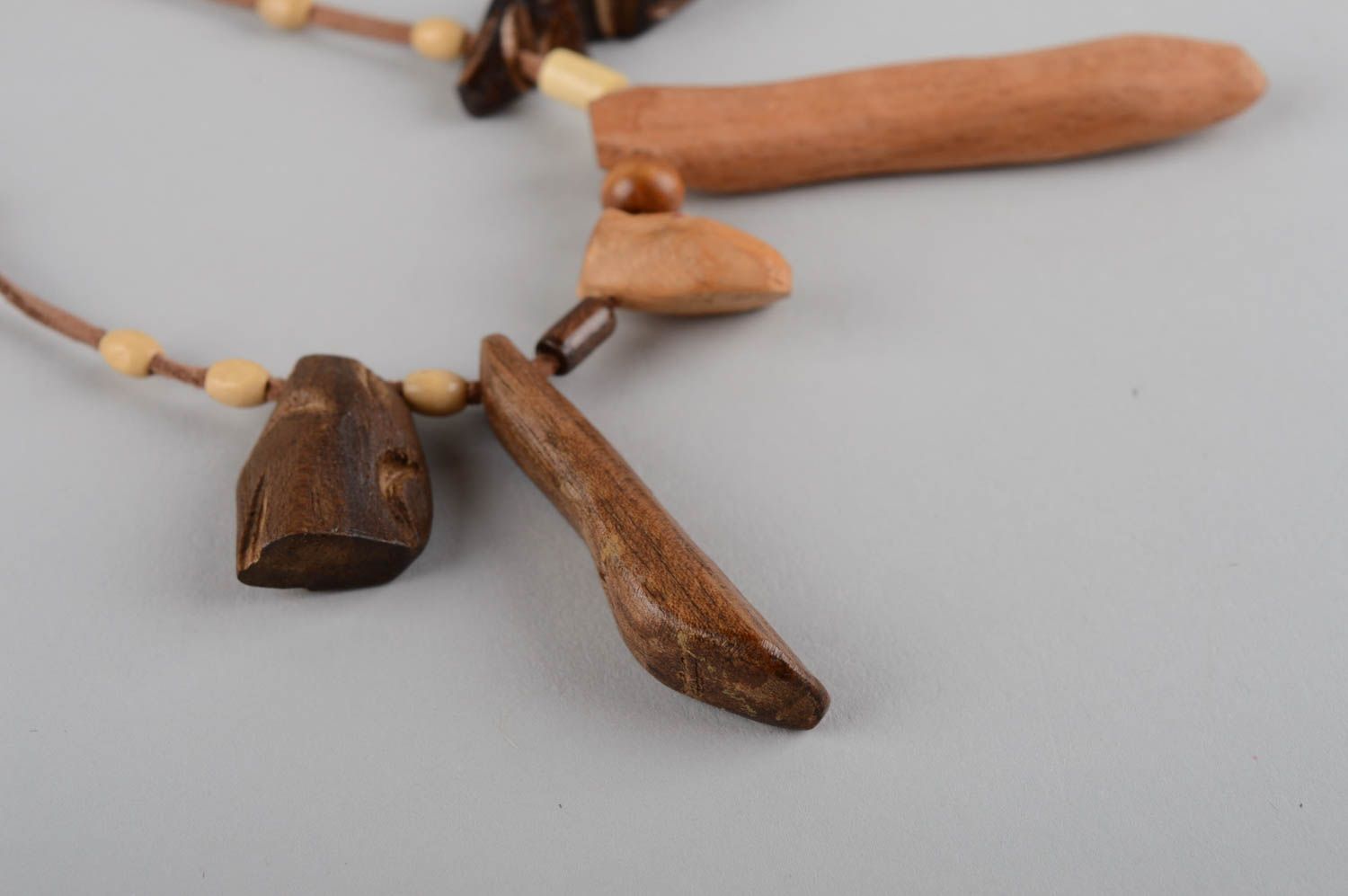 Кулон ручной работы украшение на шею авторский аксессуар из дерева ореха и бука фото 8