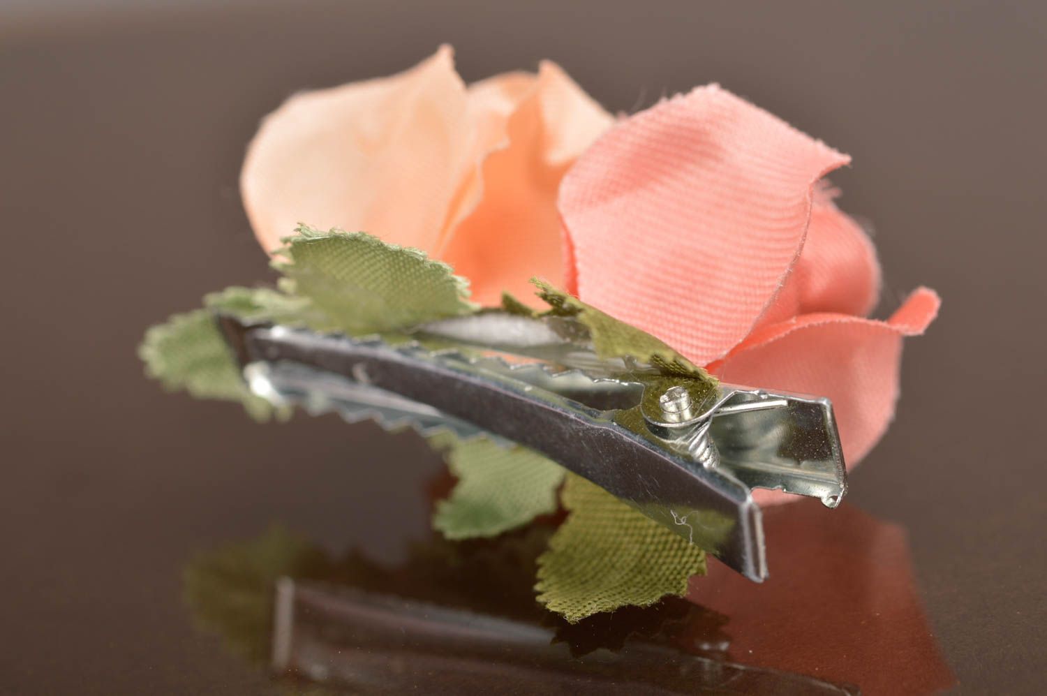 Нежная детская заколка из искусственных цветов в виде цветов Кремовые розы фото 5