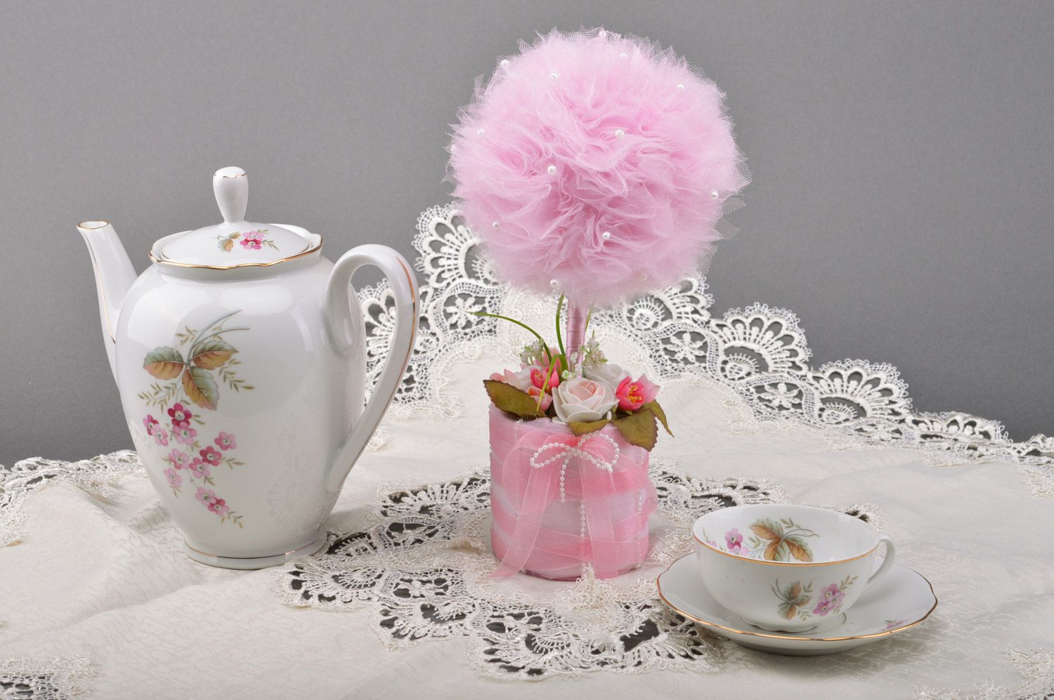 Arbre topiaire décoratif en tulle et dentelles fait main avec roses en papier  photo 5