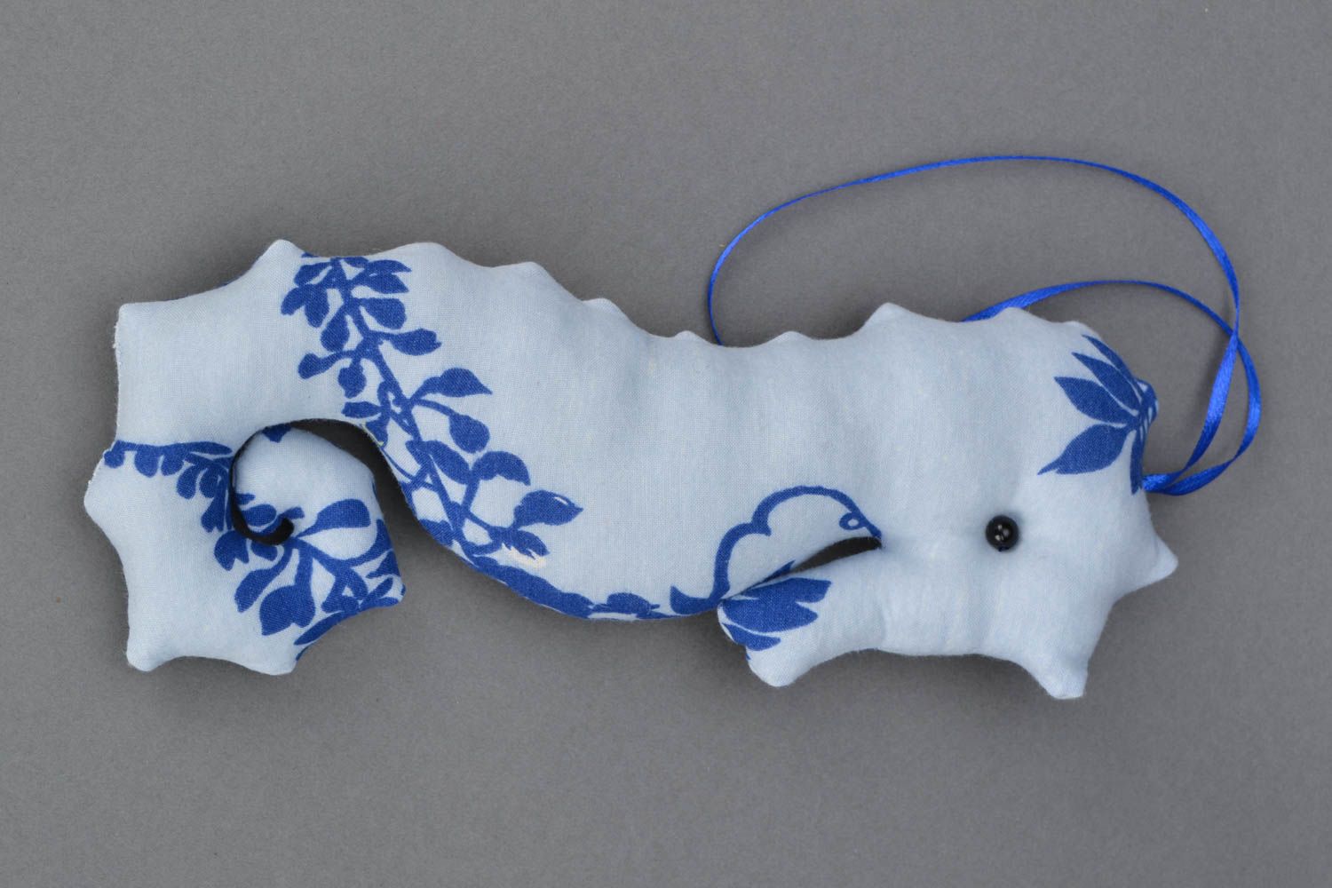 Doudou en tissu muni de boucle Cheval de mer bleu photo 2