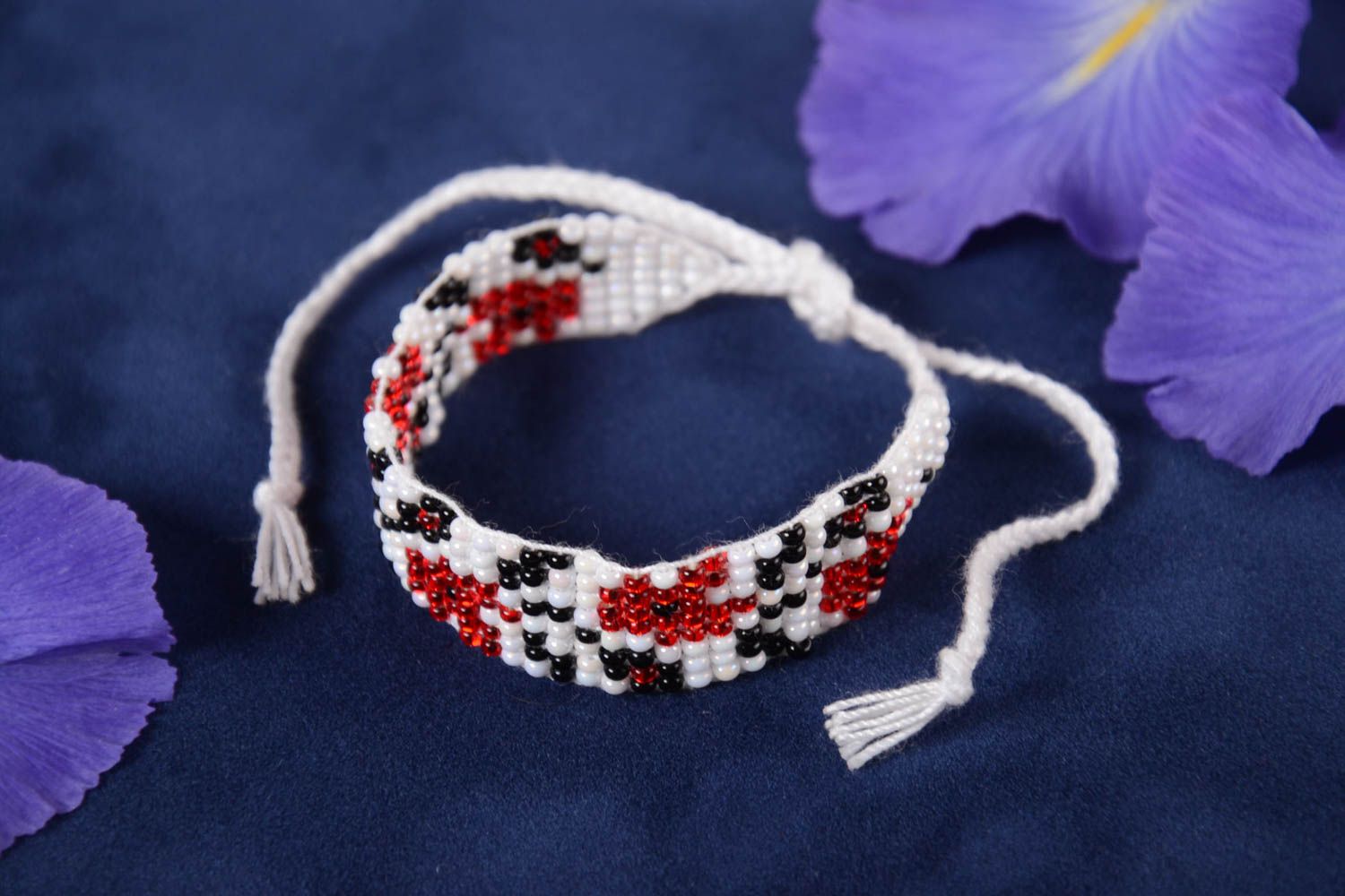Bracelet en perles de rocaille fait main blanc rouge noir ethnique femme photo 1