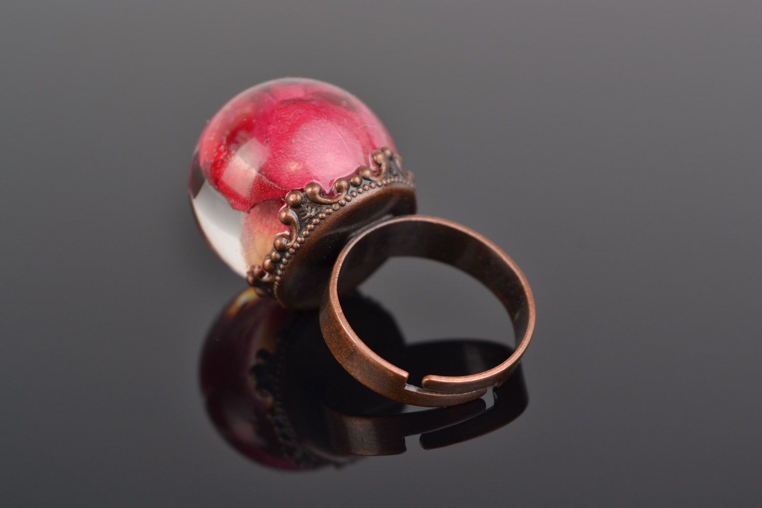 Handmade ring with fuchsia rose in the shape of sphere coated with epoxy photo 4