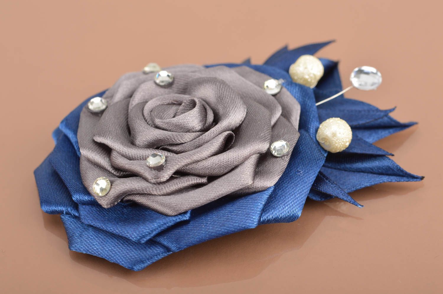 Broche original hecho a mano de raso azul y gris con forma de flor festiva foto 5