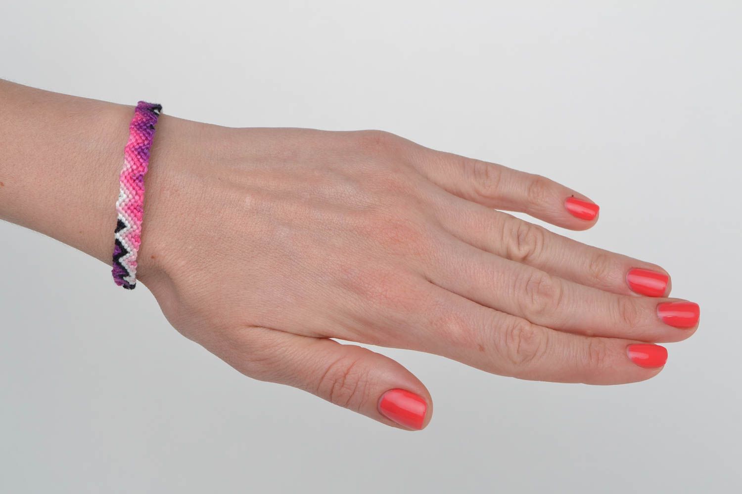 Bracelet rose en fils moulinés technique de macramé fait main pour fille photo 2