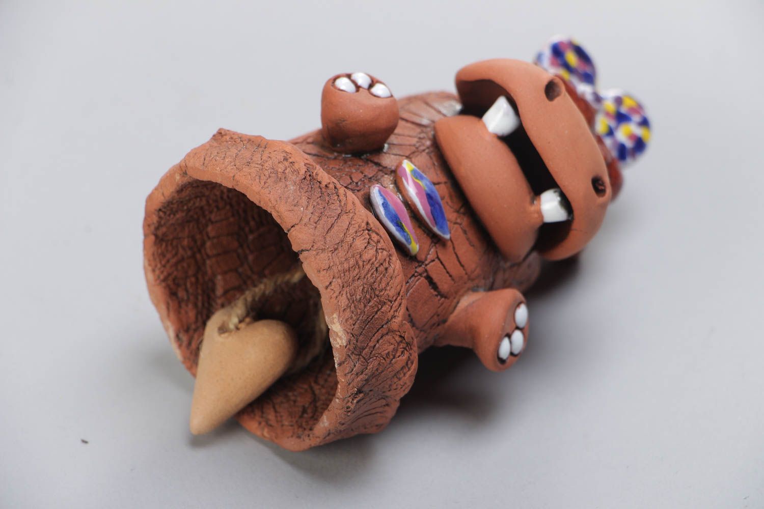 Petite clochette en céramique brune peinte faite main en forme d'hippo photo 5