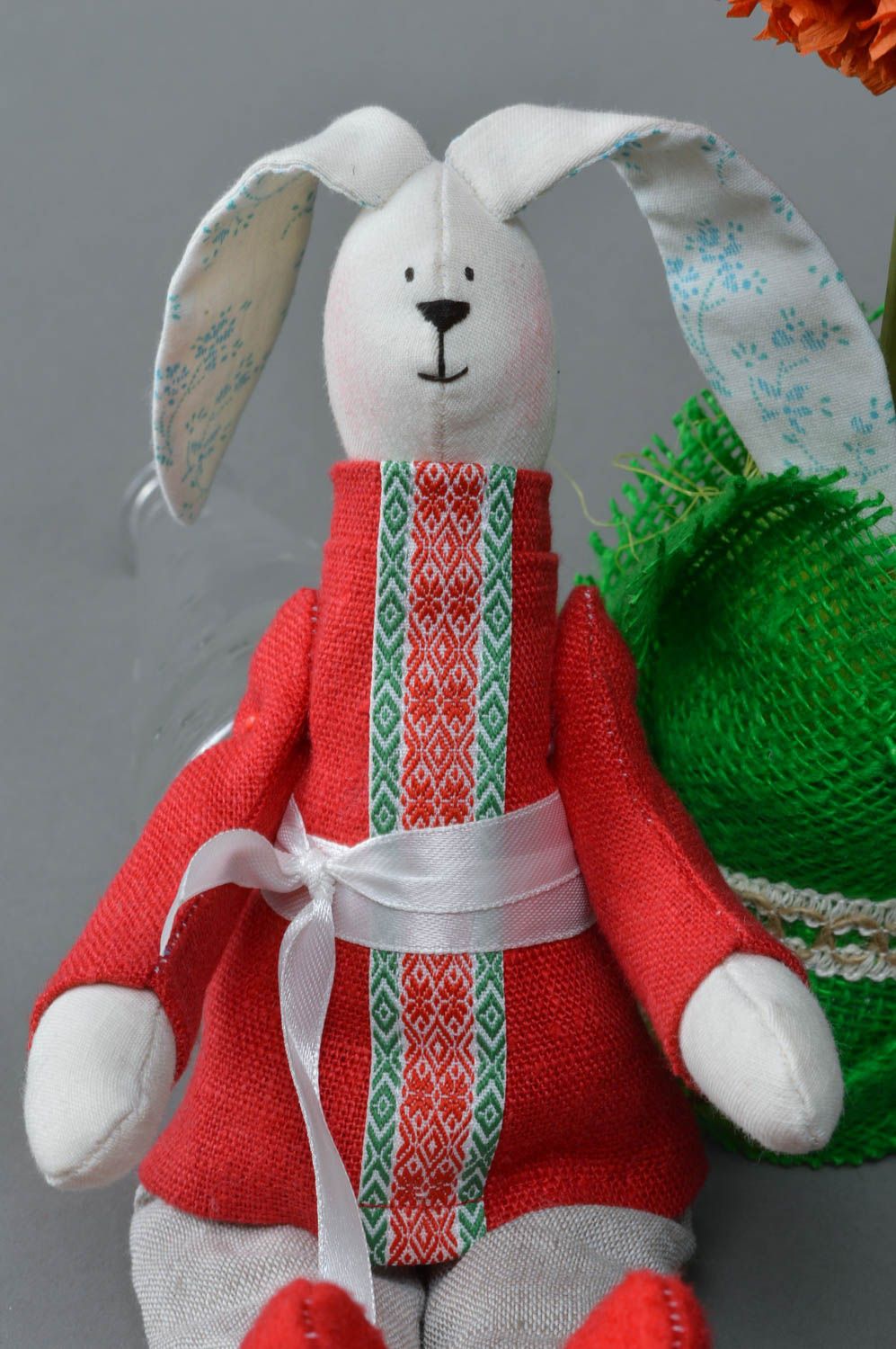 Тканевая игрушка ручной работы в виде зайца в костюме хлопковая для детей или декора дома фото 4
