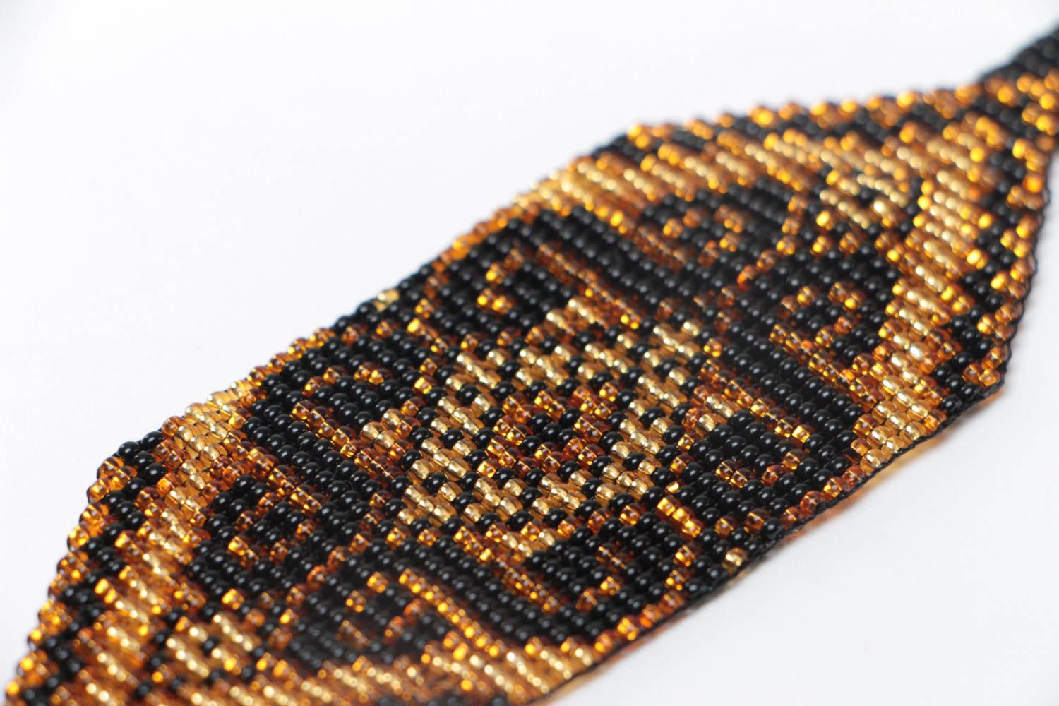 Künstlerisches Armband aus Glasperlen breit mit Ornament von Handarbeit für Dame foto 4