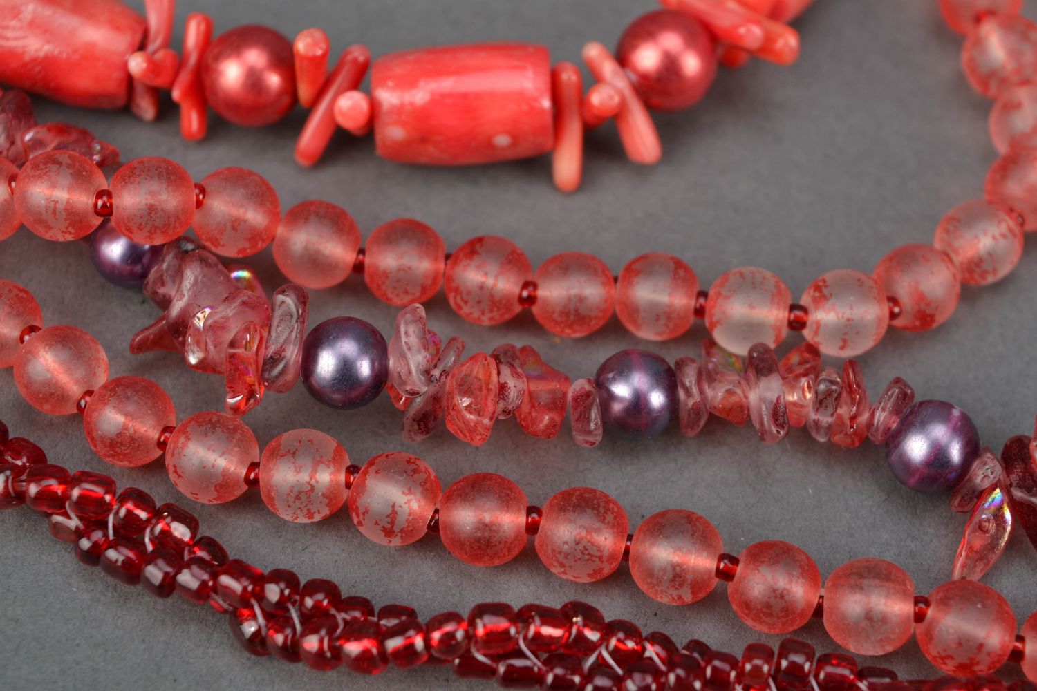 Multi-row beaded necklace with quartz and coral photo 3
