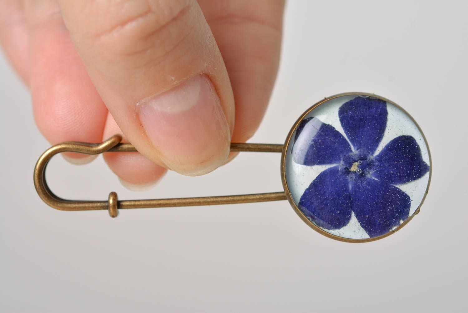 Broche épingle faite main avec fleur séchée bleue en résine époxy pour femme photo 2