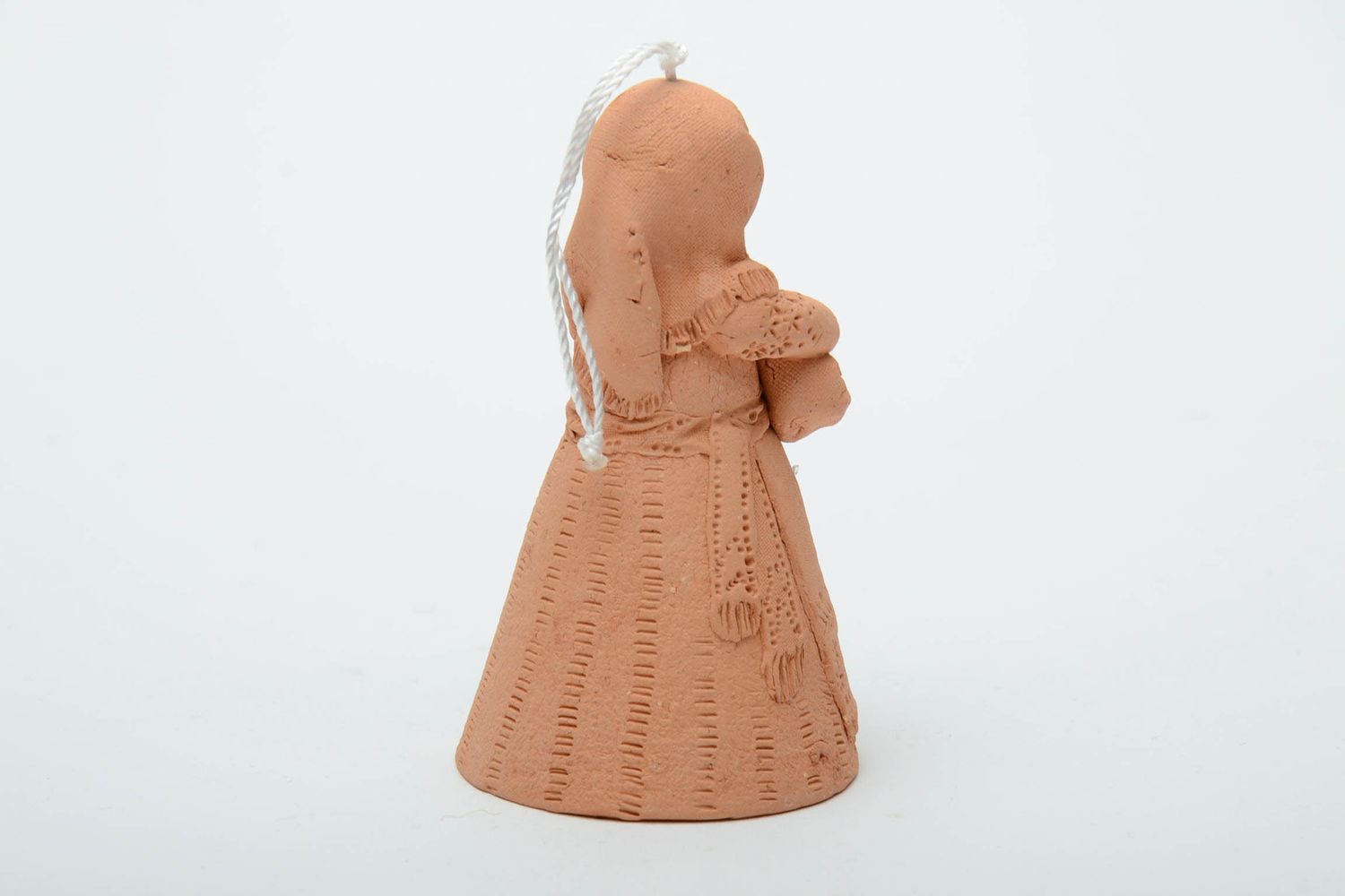 Колокольчик традиционная игрушка из глины в виде женщины фото 3
