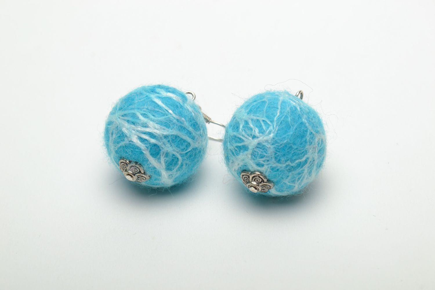 Boucles d'oreilles boules en laine feutrée faites main fil d'araignée photo 3