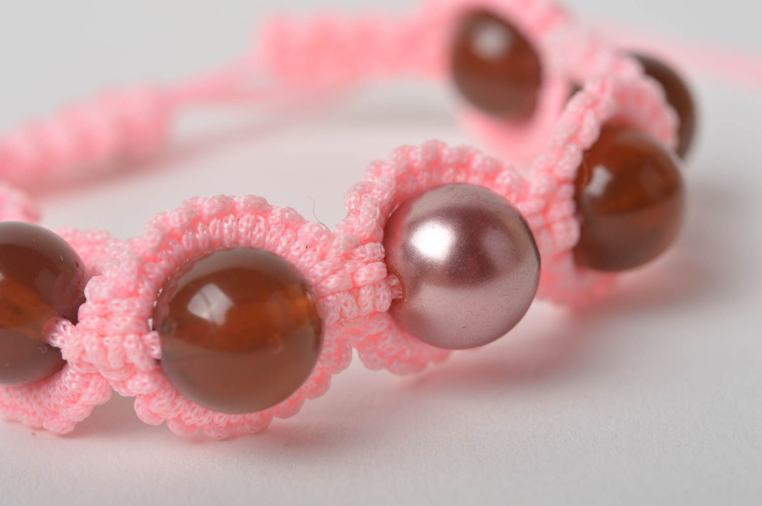 Bracelet tressé Bijou fait main rose avec perles marron Cadeau femme original photo 2