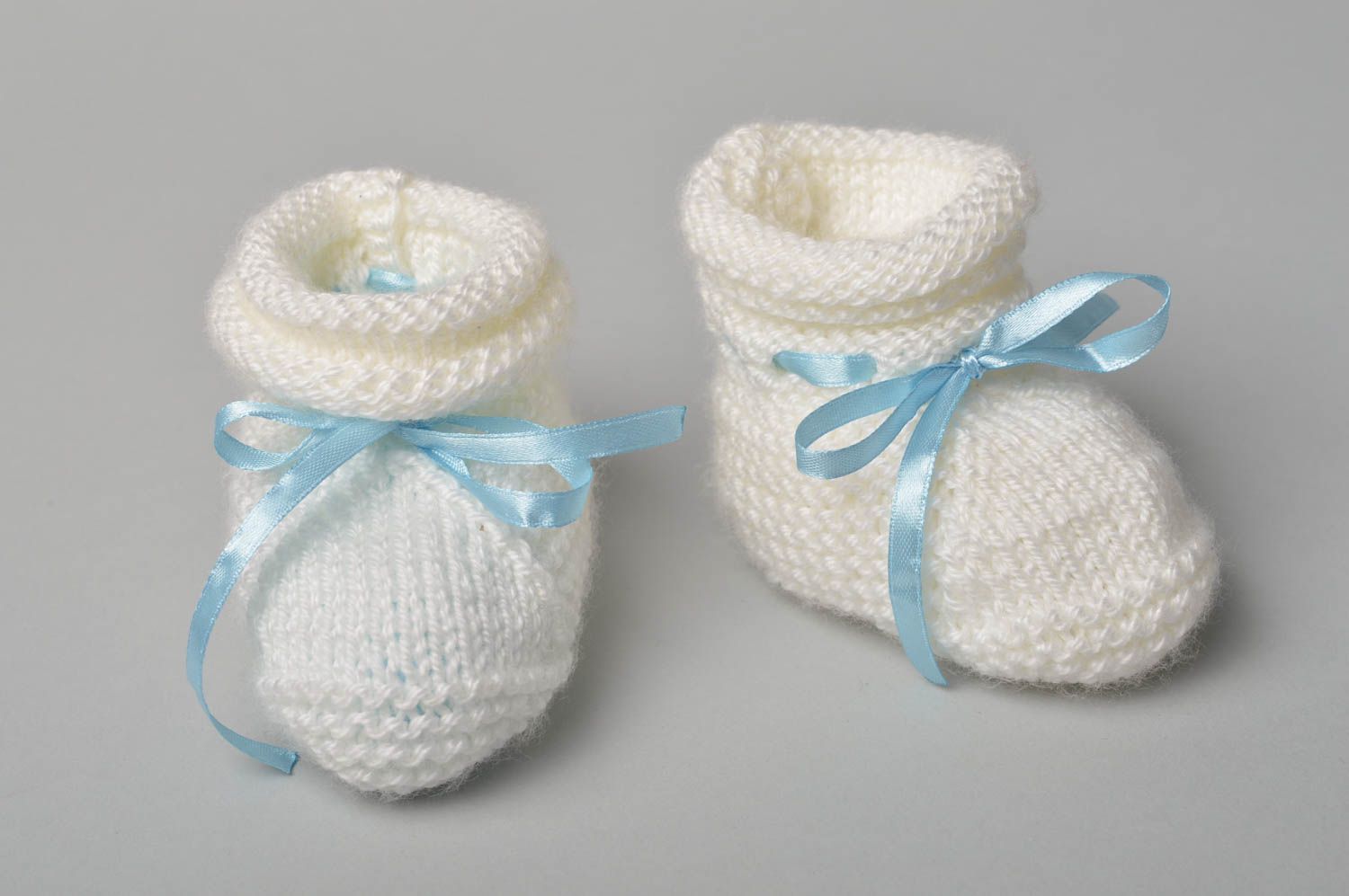 Chaussons tricotés fait main Accessoire bébé blancs de coton Cadeau enfant photo 1