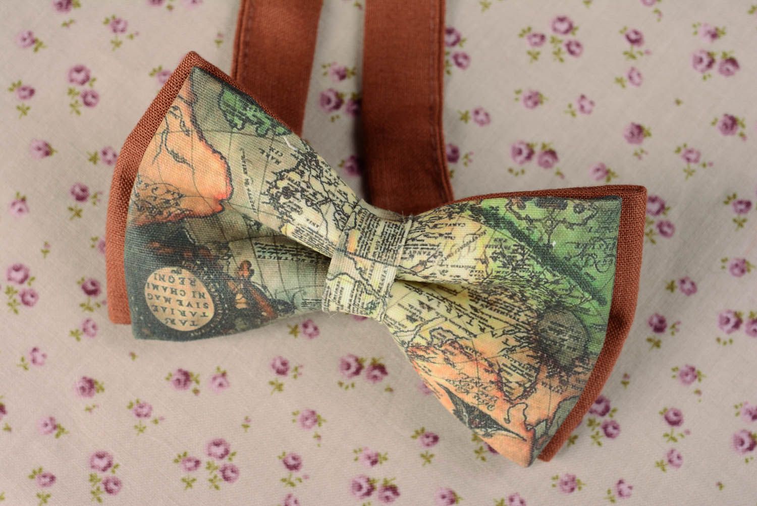 Gravata-borboleta feita à mão de têxtil Mapa do mundo foto 3