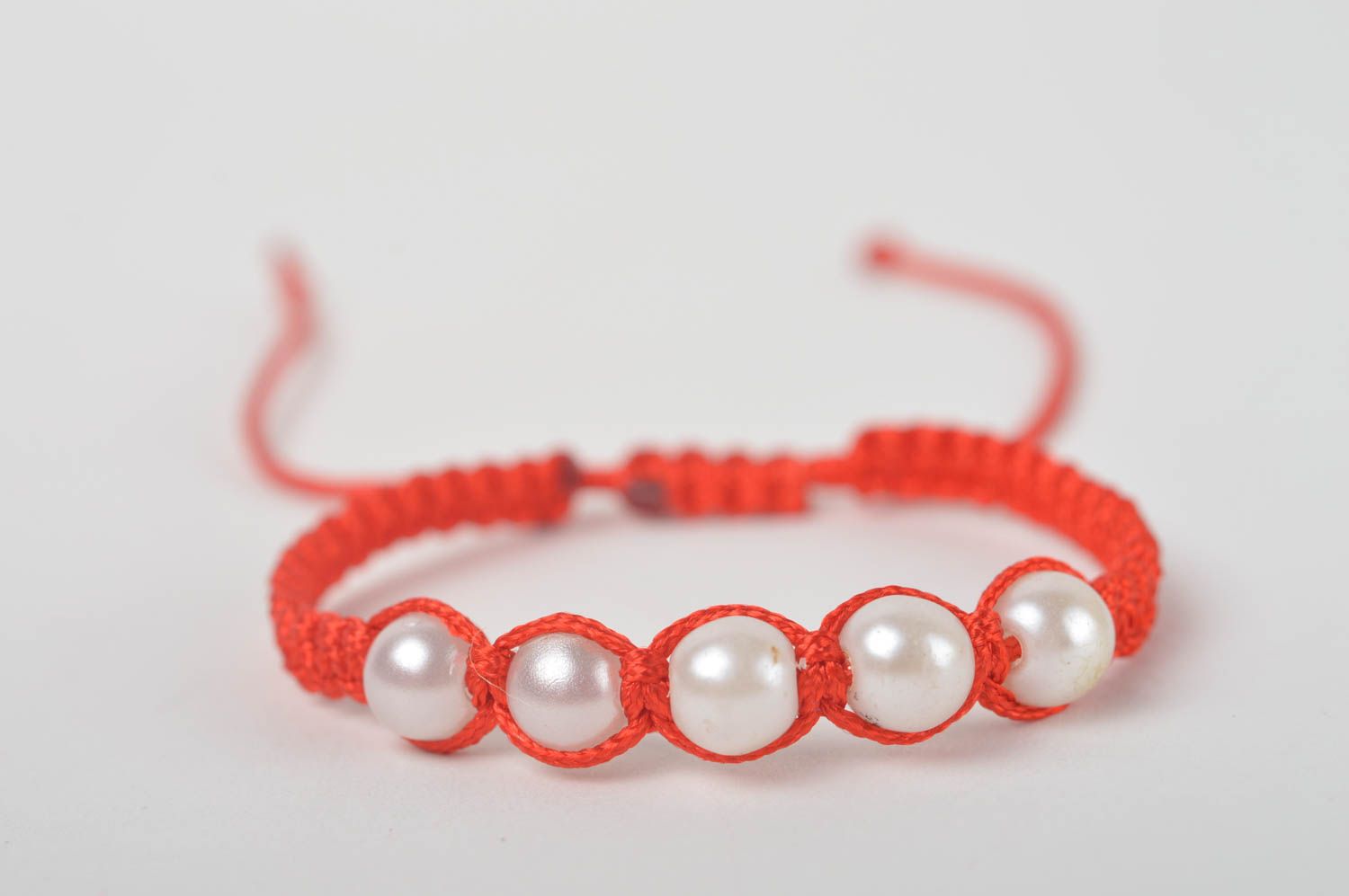 Bracelet tressé Bijou fait main rouge avec perles blanches Cadeau enfant photo 3
