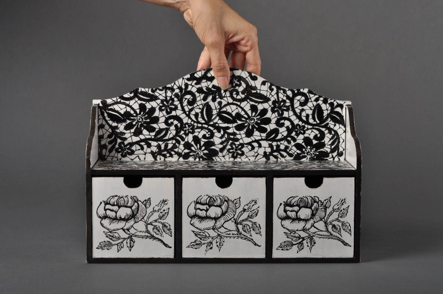 Шкатулка ручной работы мини-комод деревянная шкатулка черно-белая с орнаментом фото 4