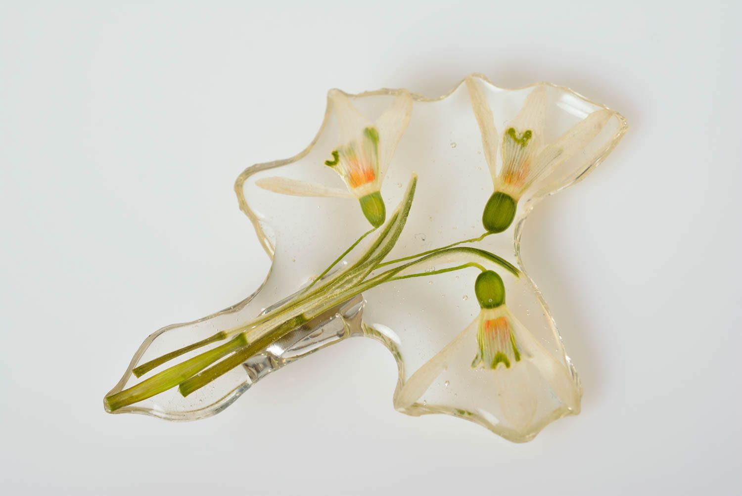 Broche avec fleurs séchées de perce-neige en résine époxyde faite main photo 4