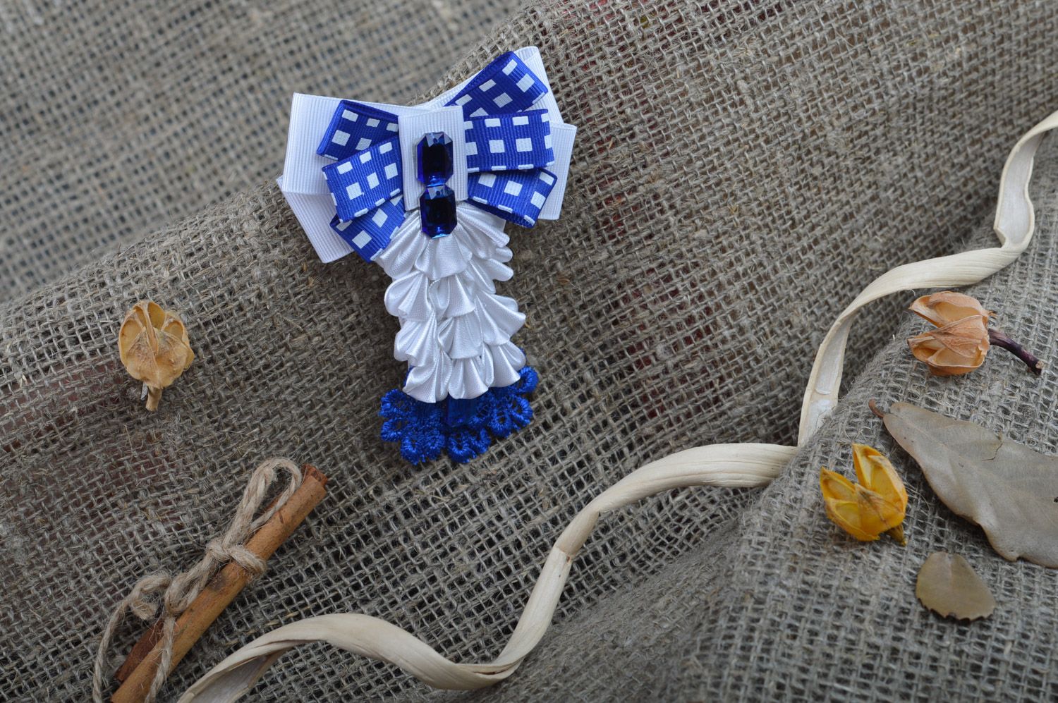 Женская брошь галстук из репсовых лент ручной работы авторская синяя с белым женская фото 1