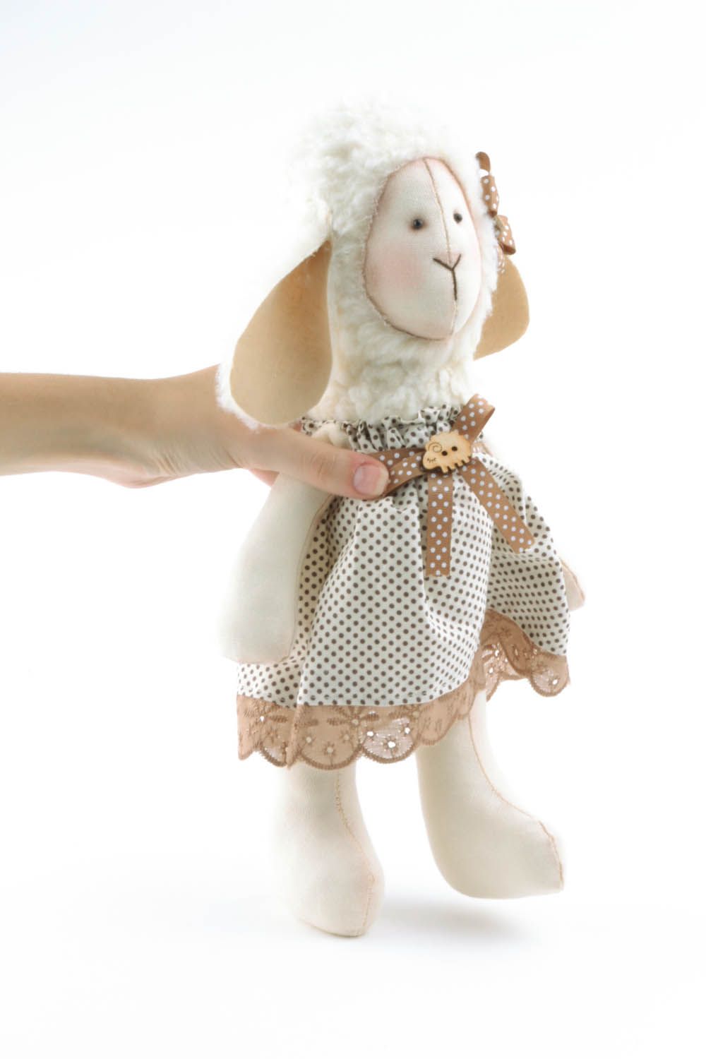 Brinquedo macio artesanal ovelha em um vestido foto 5