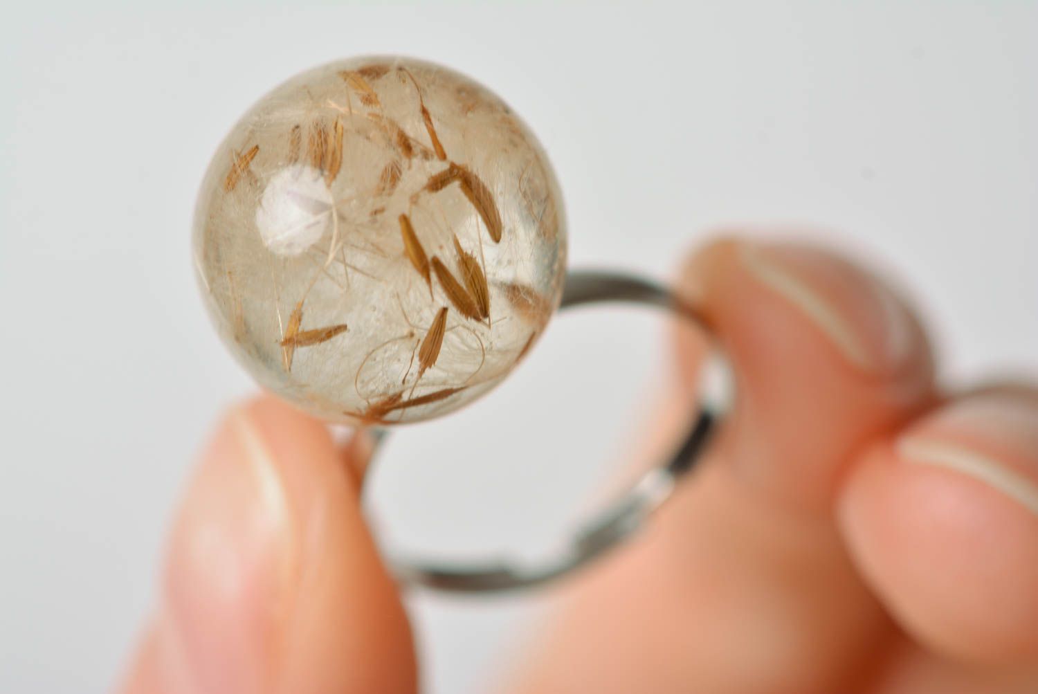 Schöner beiger handgemachter Ring aus Epoxidharz mit Trockenblumen Löwenzahn foto 3
