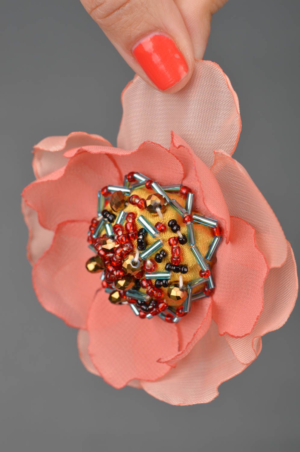 Broche barrette fleur rose en tissu et perles de rocaille faite main originale photo 3