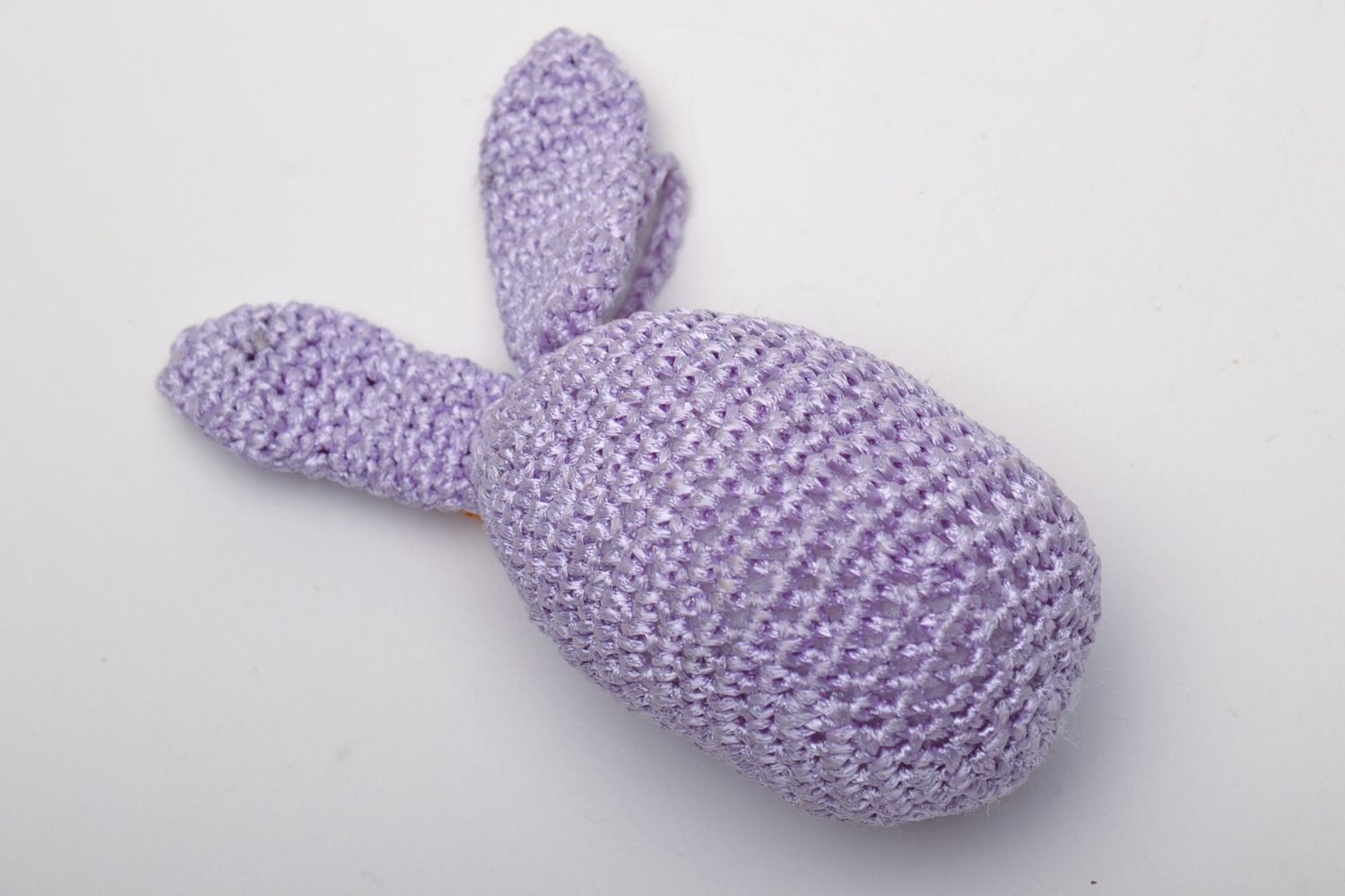 Suspension décorative tricotée au crochet lièvre souriant mauve faite main photo 3