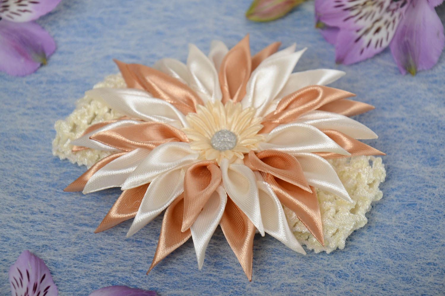 Schönes beige Mädchen Haarband mit Blume aus Atlasbändern Kanzashi Technik  foto 1