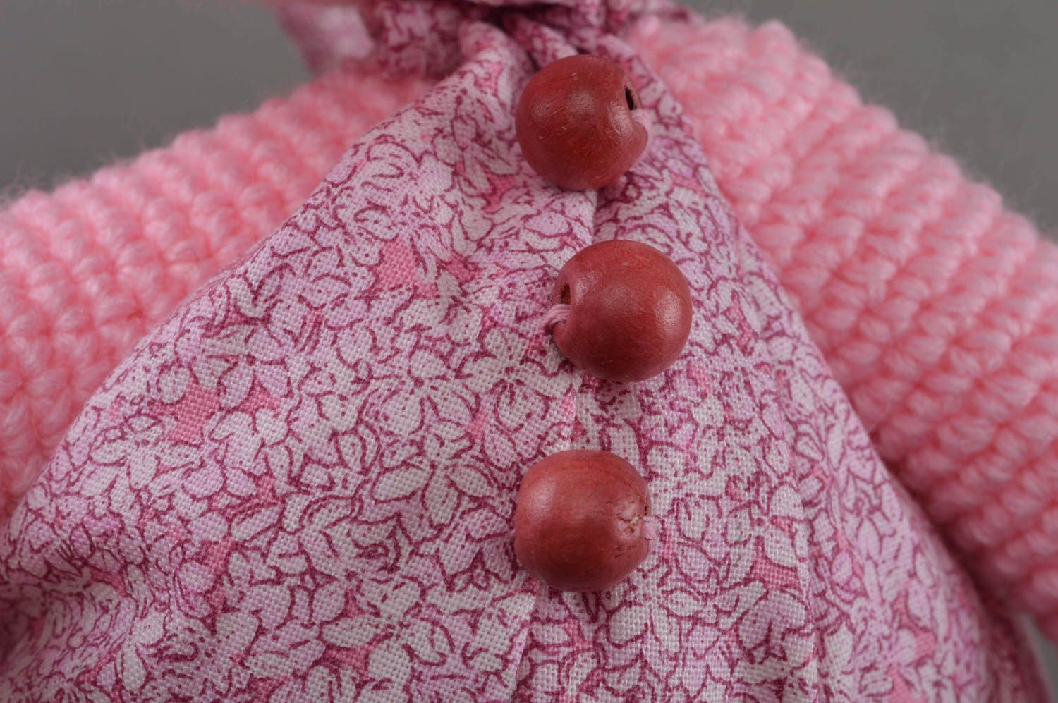 Мягкая вязаная игрушка розовый кролик ручной работы красивая детская милая фото 2