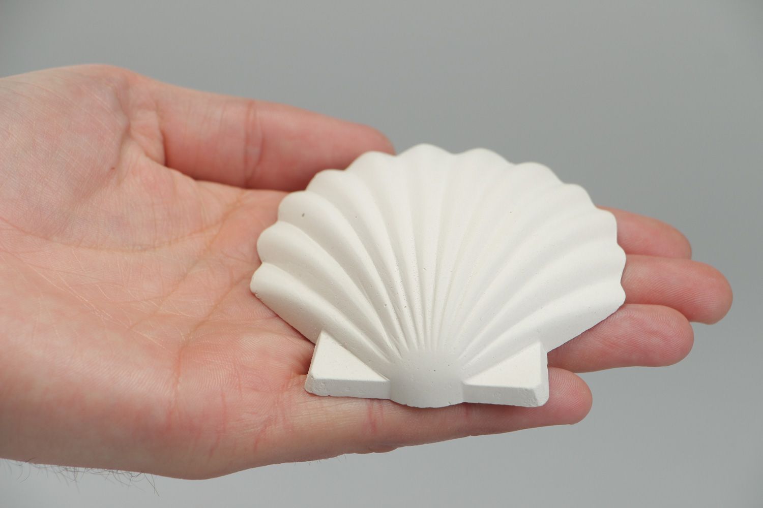 Handgemachte Figurine aus Alabaster für Bemalung in Form der Muschel für Dekoration foto 3