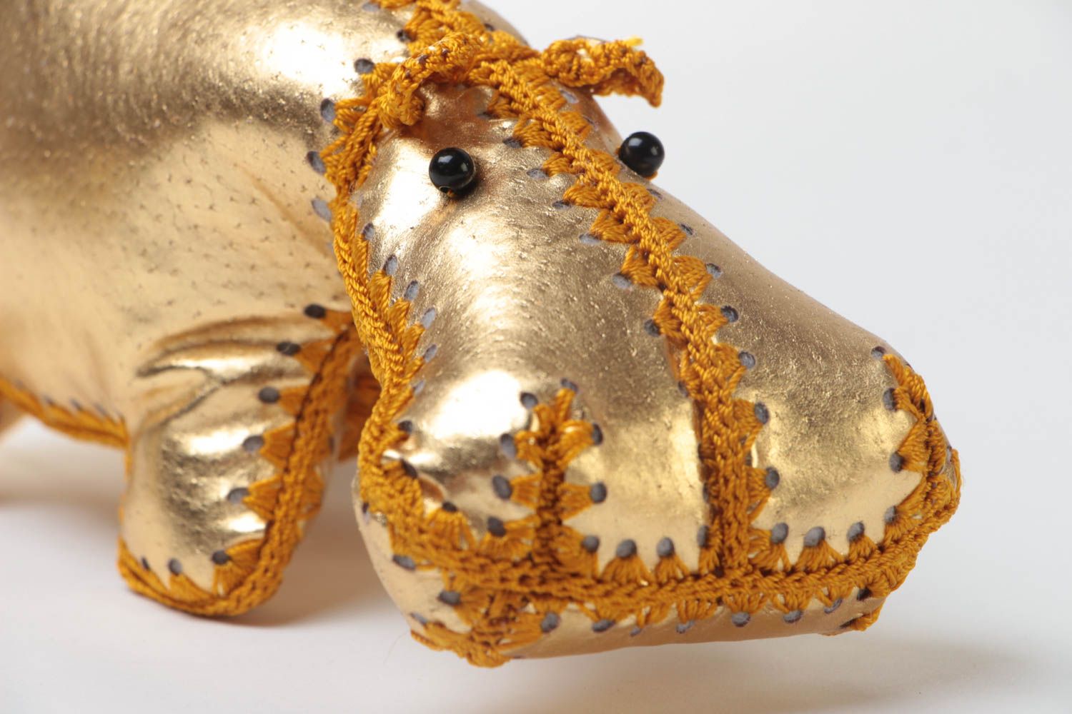 Goldfarbiges Leder Kuscheltier Flusspferd handmade für Kinder und Interieur foto 3