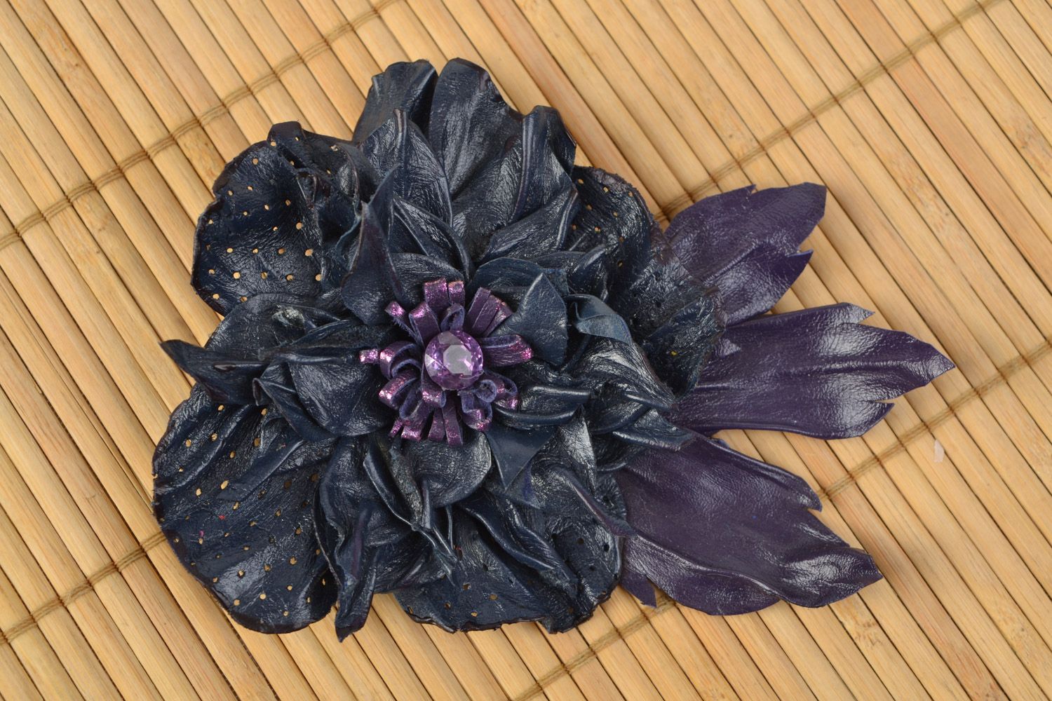 Брошь из кожи ручной работы в виде цветка синяя объемная аксессуар фото 1