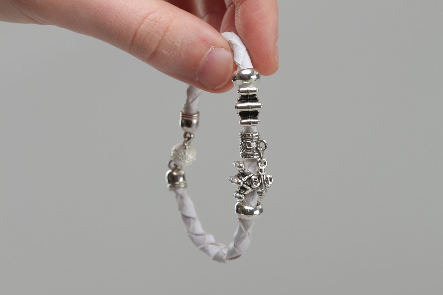 Ungewöhnliches weißes handgemachtes Armband aus Kunstleder mit Metalleinsätzen für Frauen foto 5